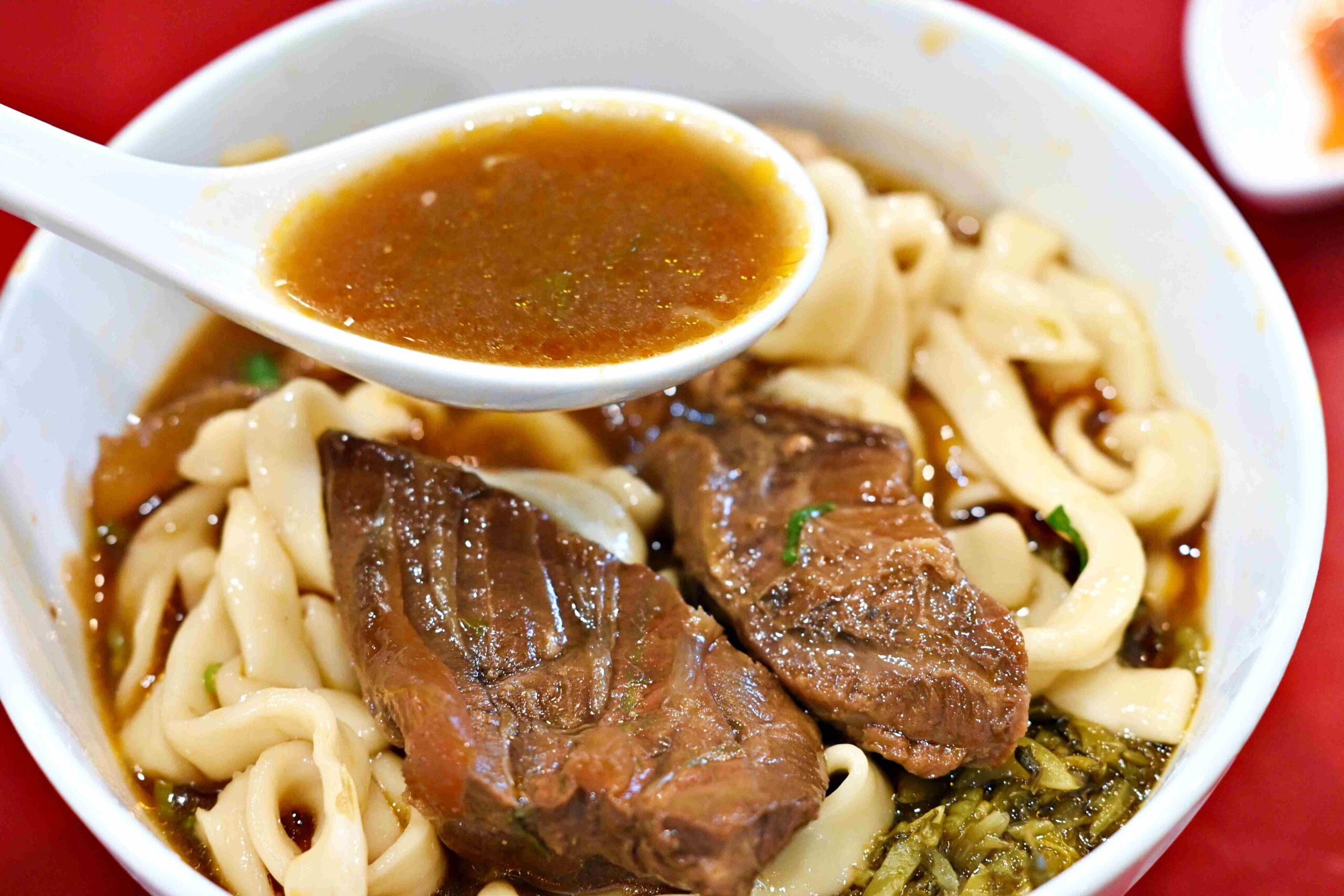 【大安區美食】老宋記真善美牛肉麵，$140最大塊的牛肉麵、免費加湯，得獎60年老店推薦（附菜單） @趙先生吃飯