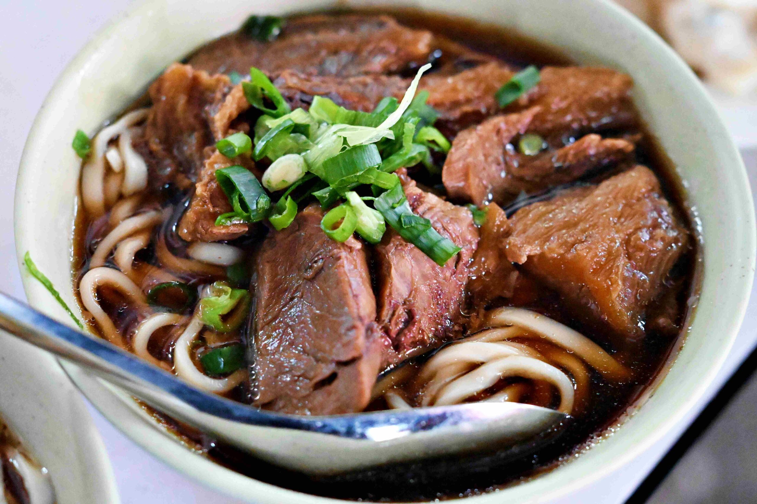 【西門町美食】小吳牛肉麵，24小時營業肉大塊湯好喝，外國人都愛吃推薦（附菜單） @趙先生吃飯