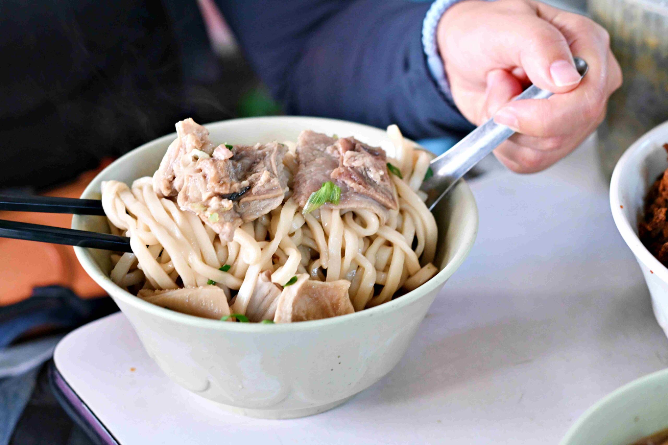 【西門町美食】小吳牛肉麵,24小時營業肉大塊湯好喝,外國人都愛吃推薦(附菜單) @趙先生吃飯 【西門町美食】小吳牛肉麵,24小時營業肉大塊湯好喝,外國人都愛吃推薦(附菜單) @趙先生吃飯