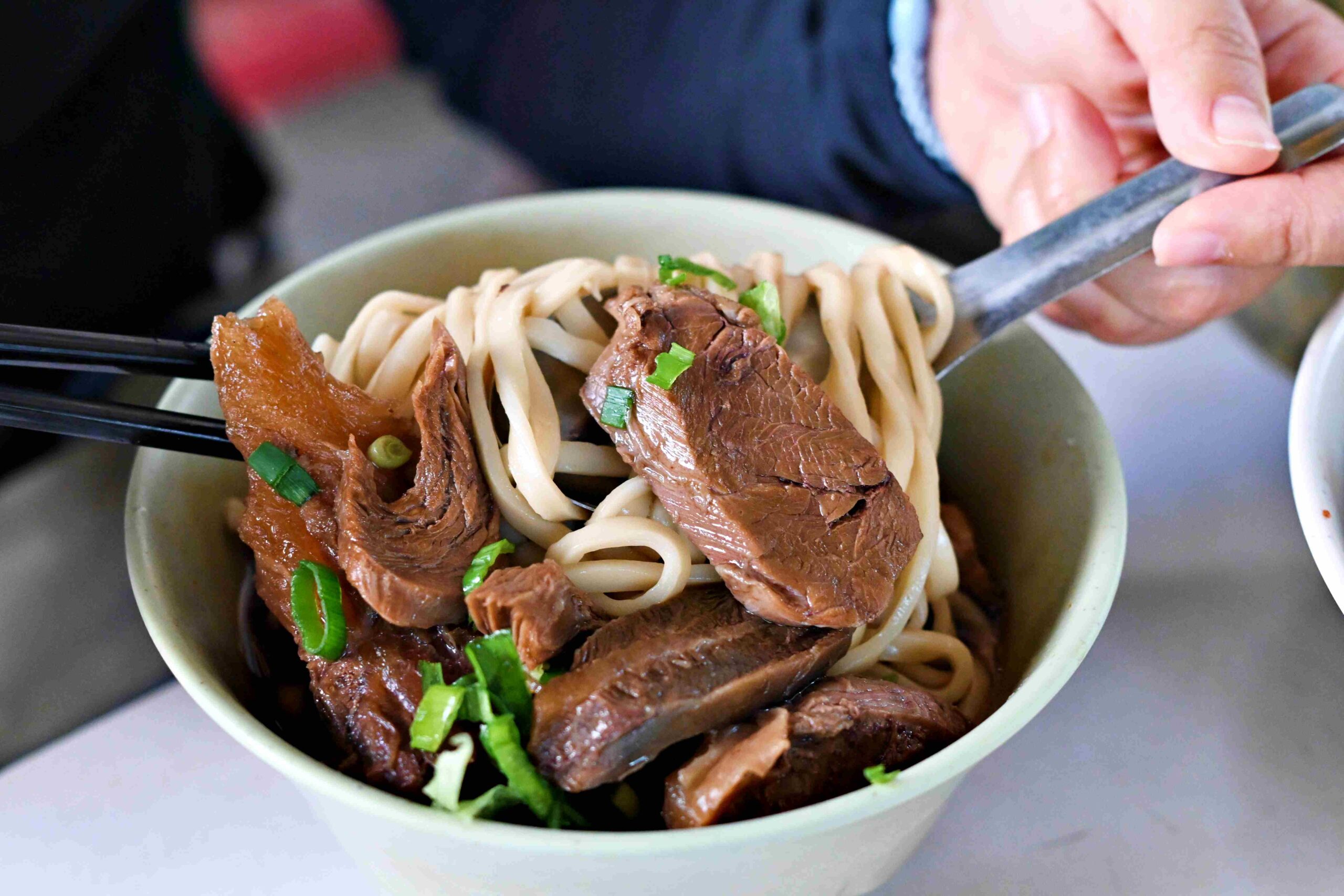 【西門町美食】小吳牛肉麵,24小時營業肉大塊湯好喝,外國人都愛吃推薦(附菜單) @趙先生吃飯 【西門町美食】小吳牛肉麵,24小時營業肉大塊湯好喝,外國人都愛吃推薦(附菜單) @趙先生吃飯