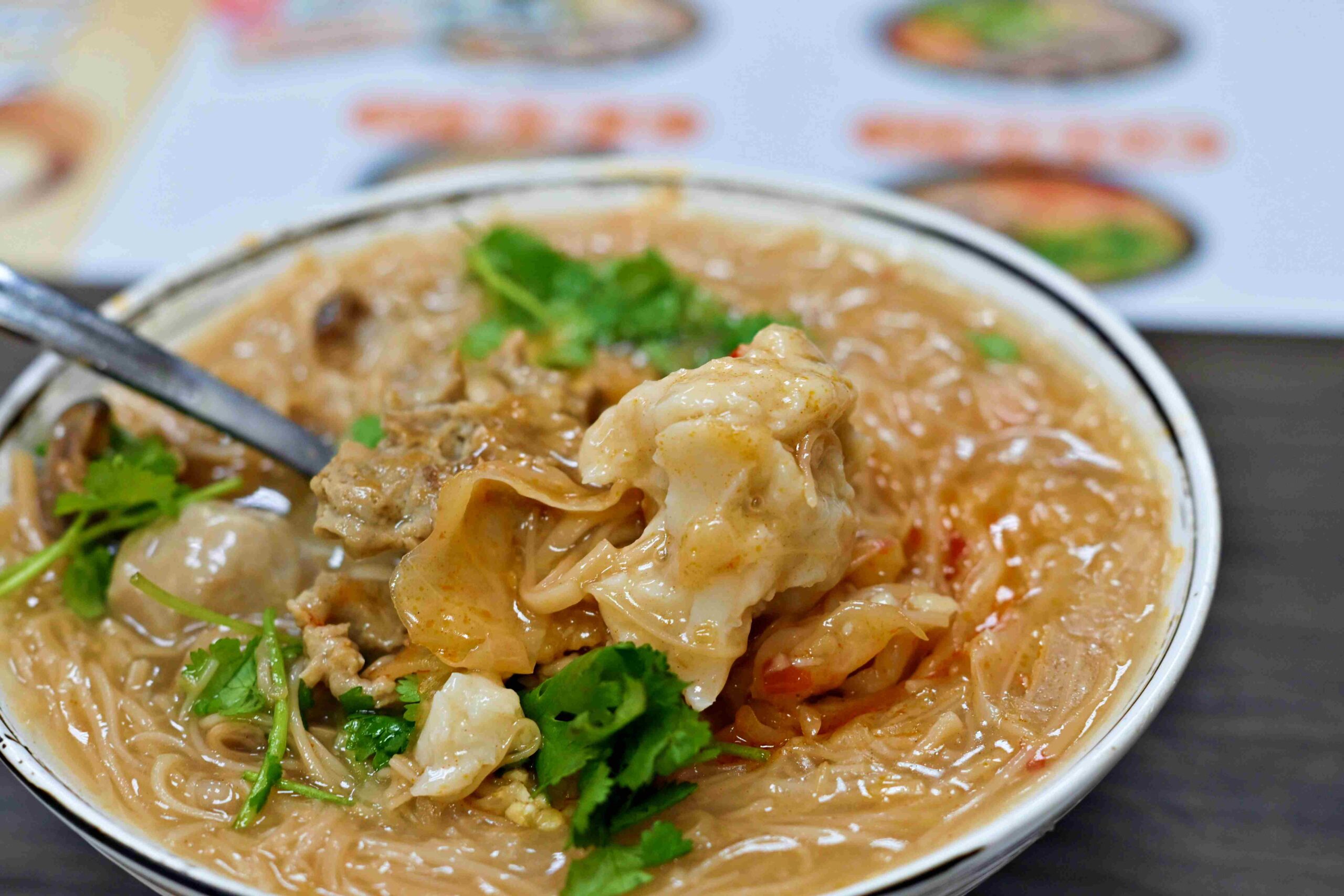 【萬華美食】李家黑豬肉香腸，龍山寺旁肉汁飽滿的現烤香腸推薦(菜單) @趙先生吃飯