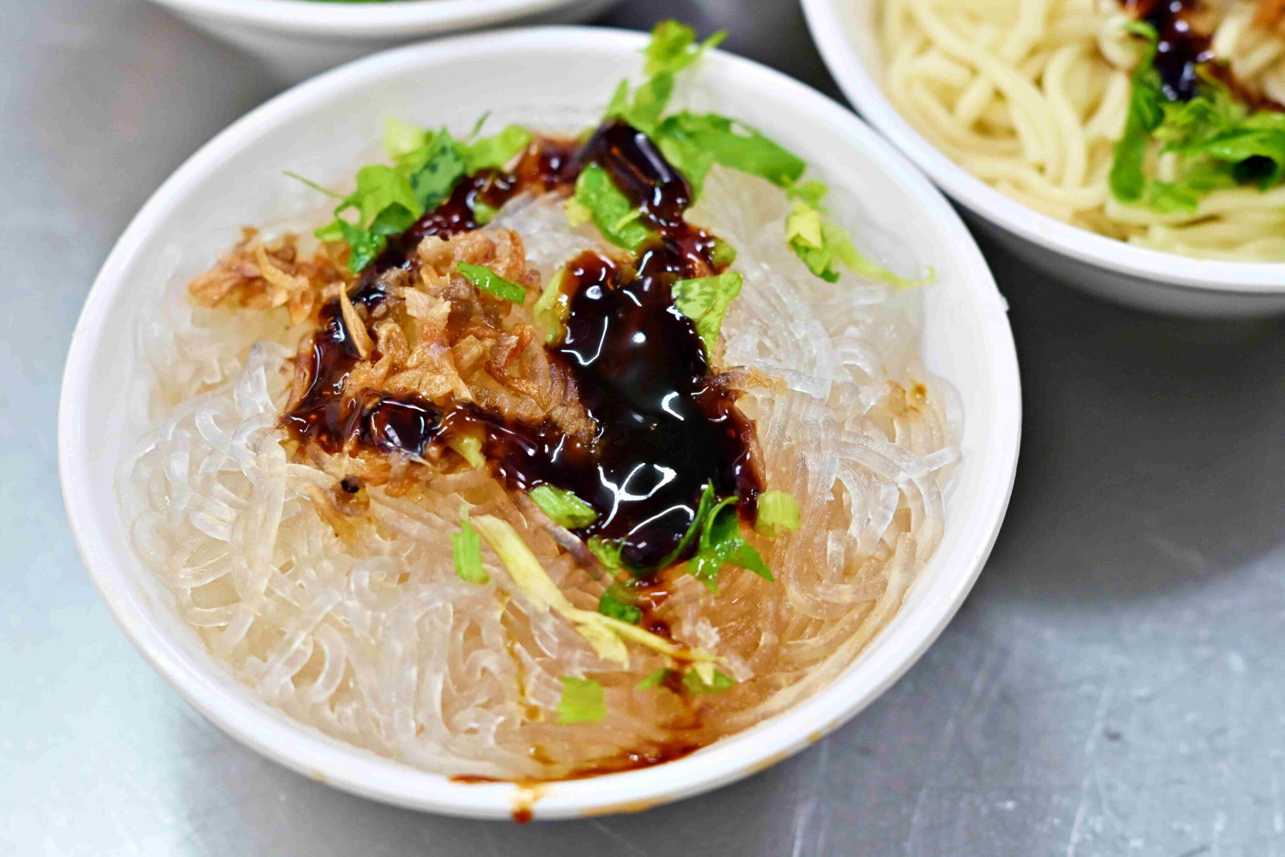 【大稻埕美食】佳興魚丸店，大橋頭站老字號現煮魷魚羹與乾麵推薦（菜單） @趙先生吃飯