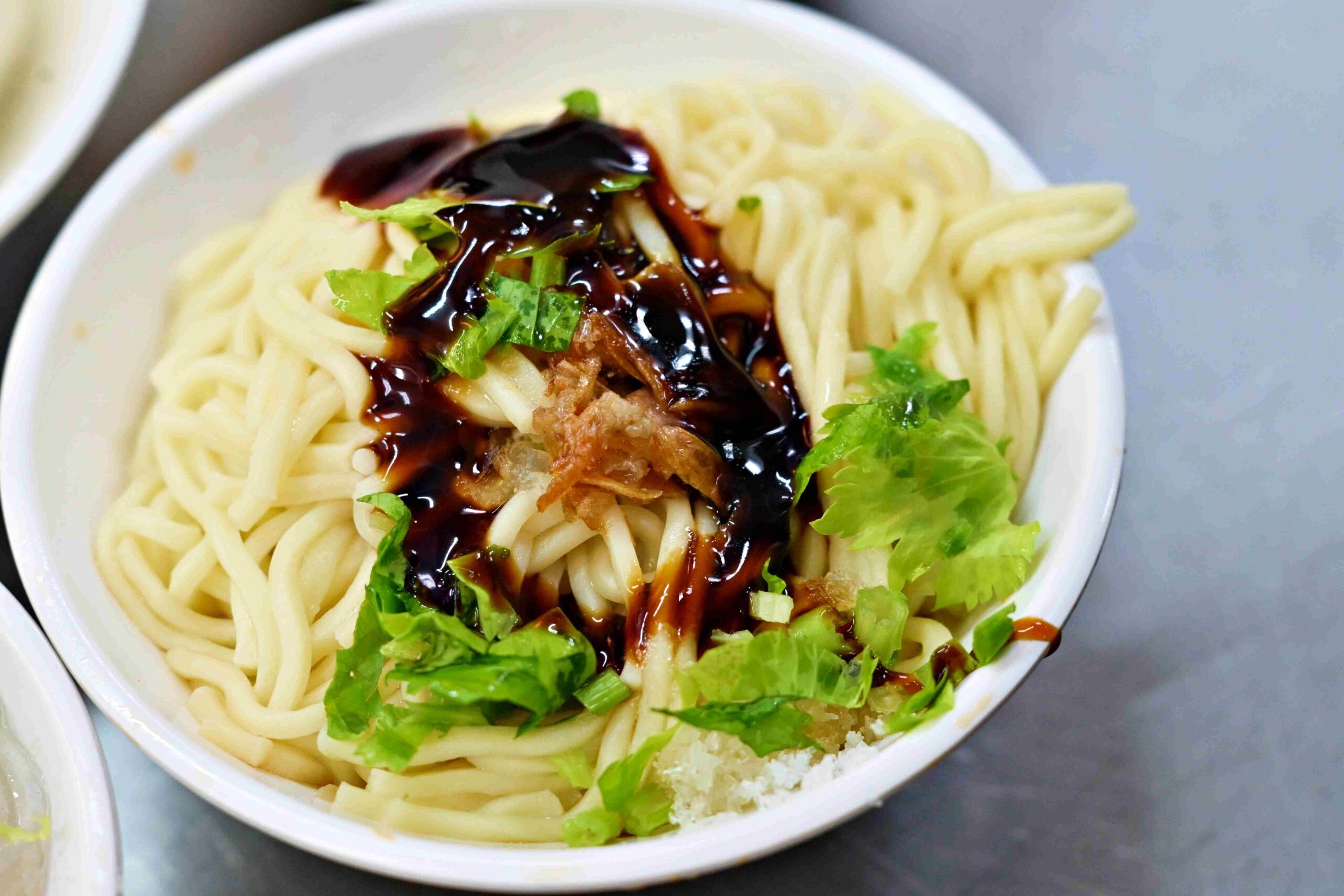 【大稻埕美食】佳興魚丸店，大橋頭站老字號現煮魷魚羹與乾麵推薦（菜單） @趙先生吃飯