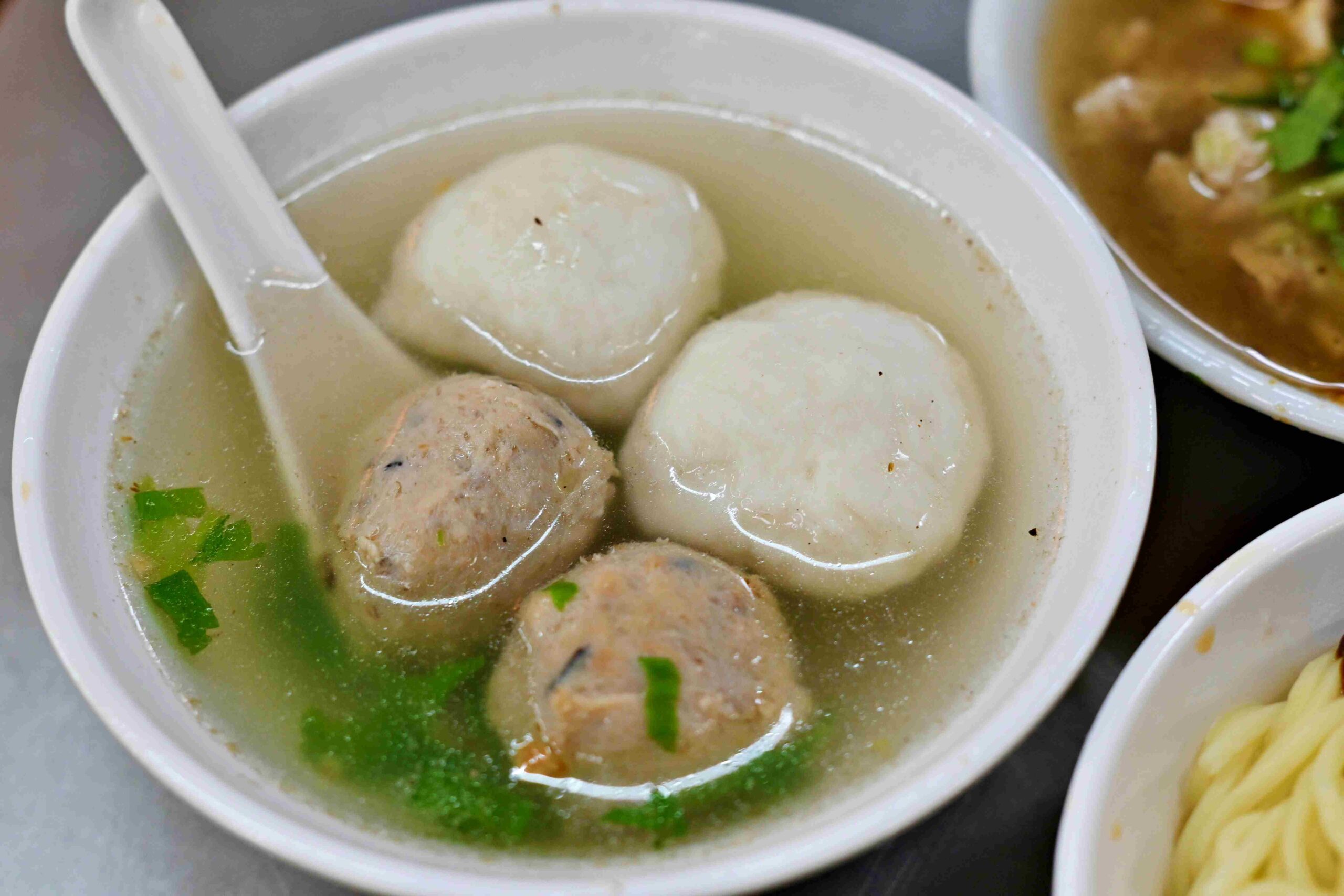 【大稻埕美食】佳興魚丸店，大橋頭站老字號現煮魷魚羹與乾麵推薦（菜單） @趙先生吃飯