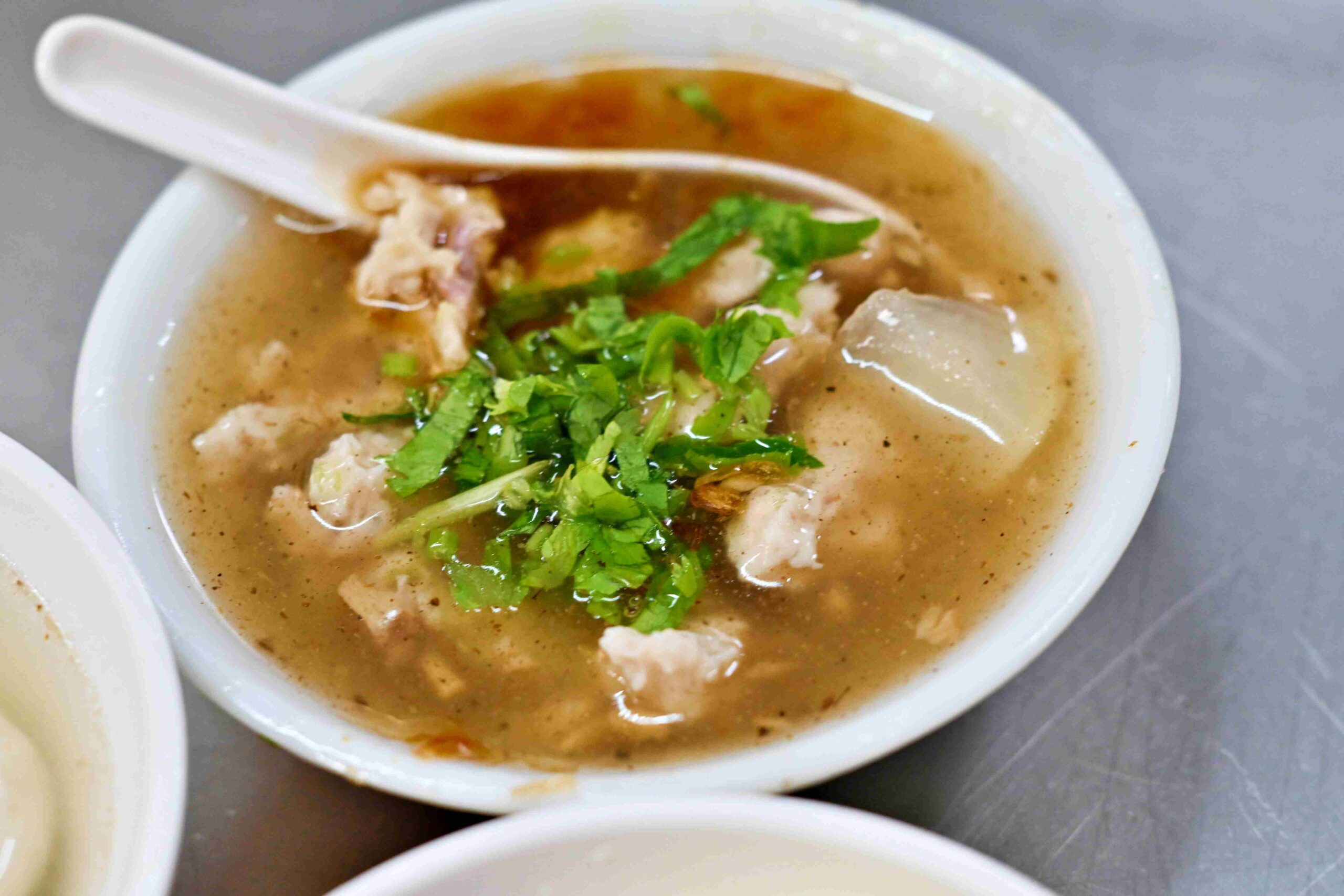 【大稻埕美食】佳興魚丸店，大橋頭站老字號現煮魷魚羹與乾麵推薦（菜單） @趙先生吃飯