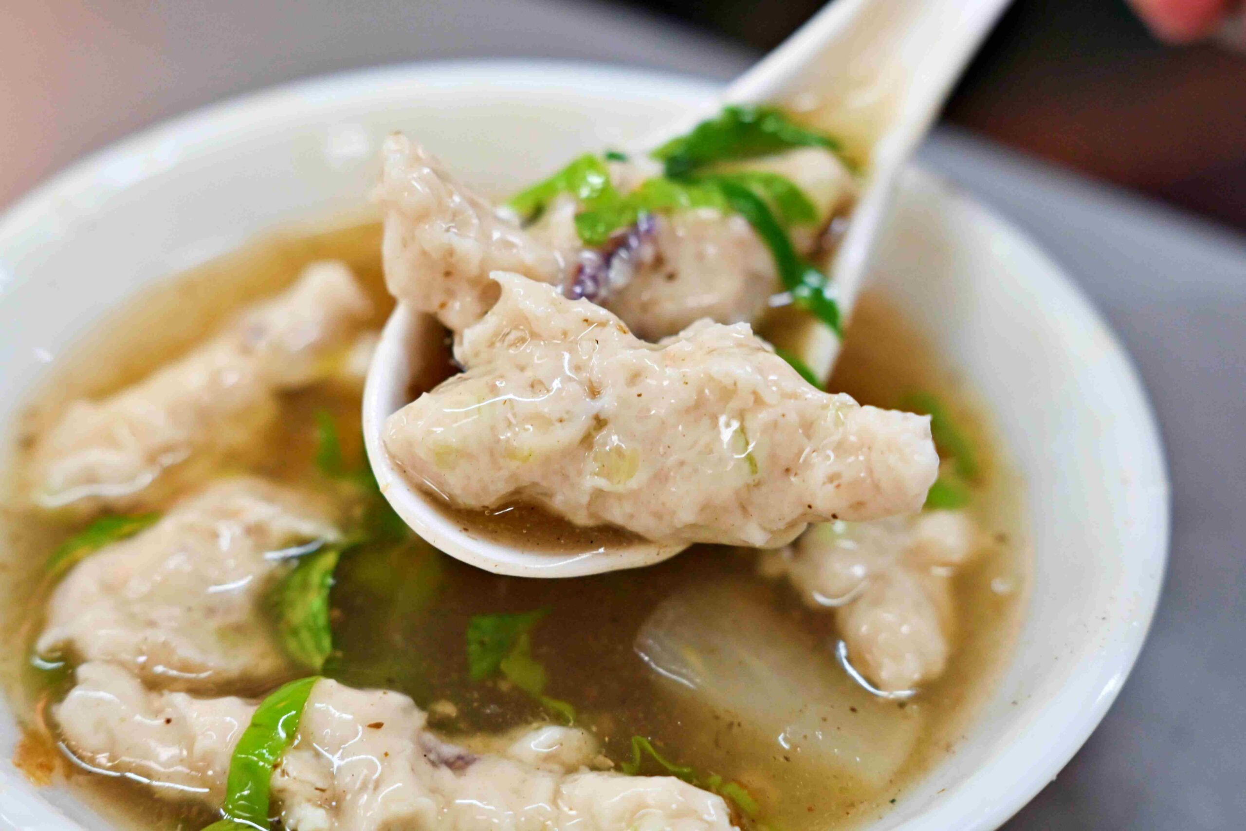 【大稻埕美食】佳興魚丸店，大橋頭站老字號現煮魷魚羹與乾麵推薦（菜單） @趙先生吃飯