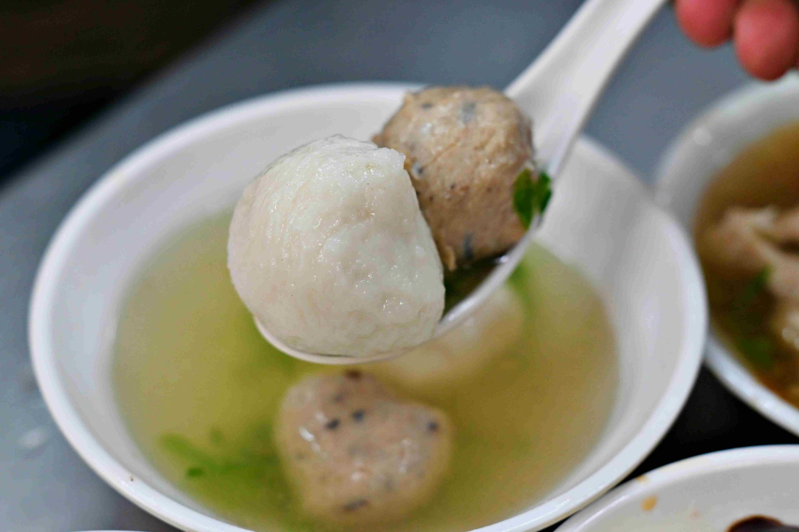 【大稻埕美食】佳興魚丸店，大橋頭站老字號現煮魷魚羹與乾麵推薦（菜單） @趙先生吃飯