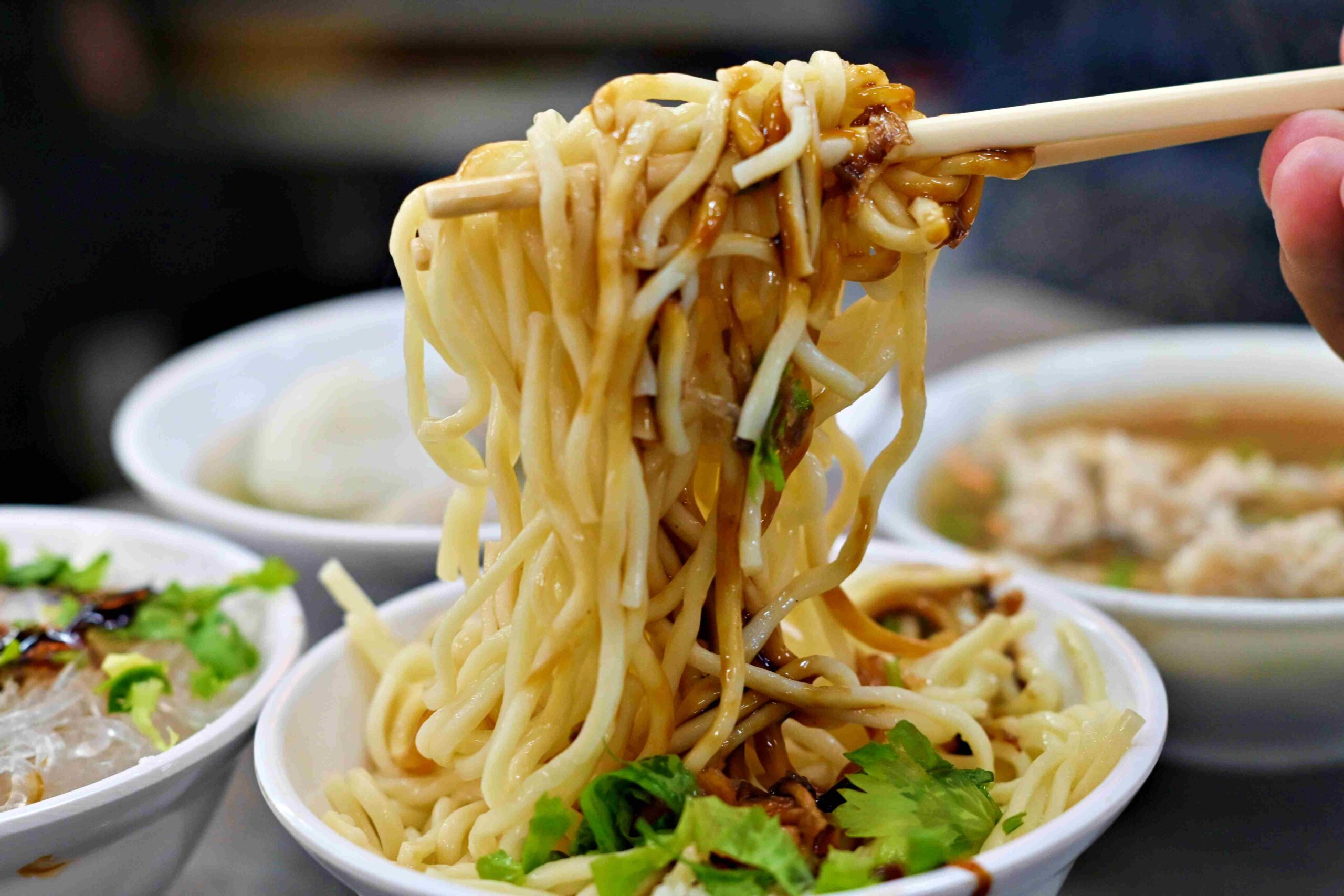 【大稻埕美食】佳興魚丸店，大橋頭站老字號現煮魷魚羹與乾麵推薦（菜單） @趙先生吃飯