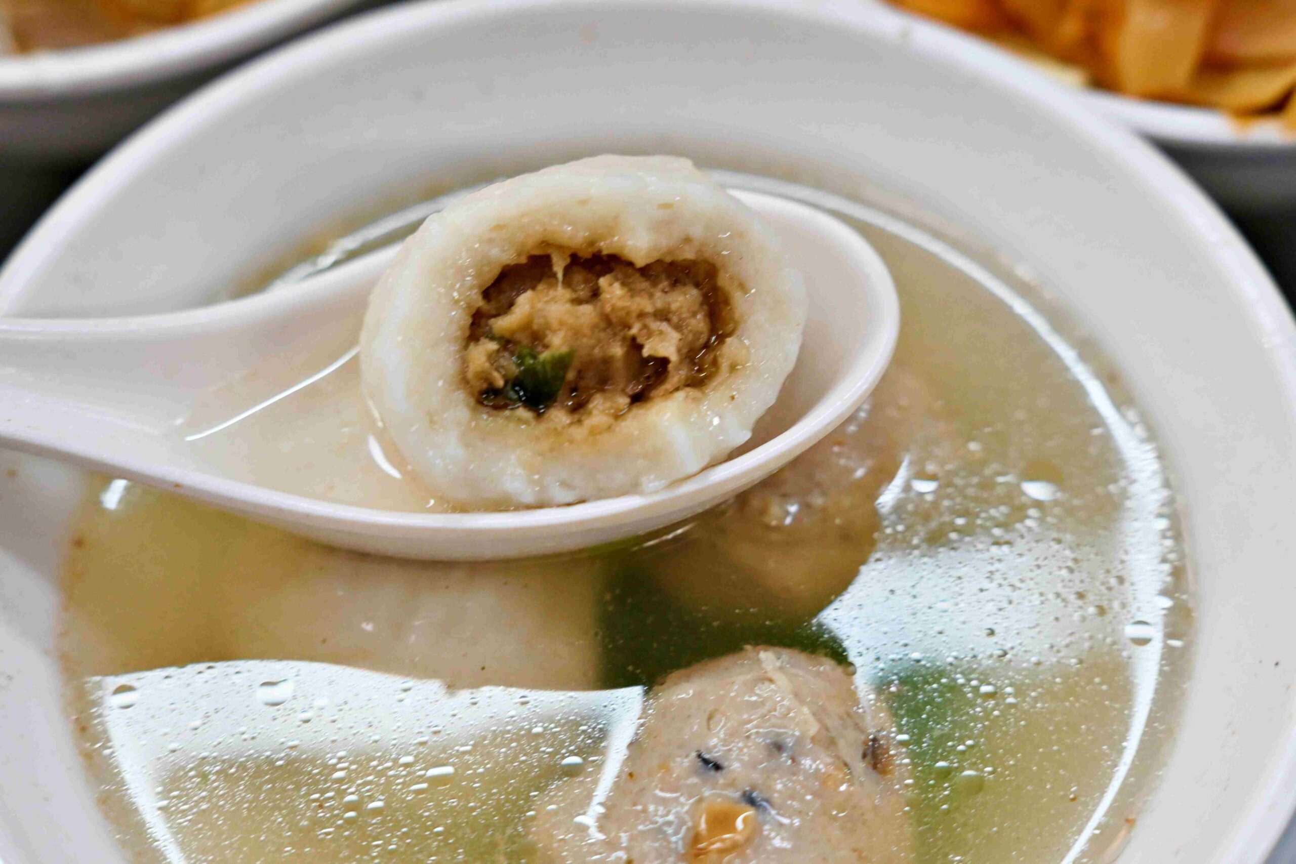 【大稻埕美食】佳興魚丸店，大橋頭站老字號現煮魷魚羹與乾麵推薦（菜單） @趙先生吃飯