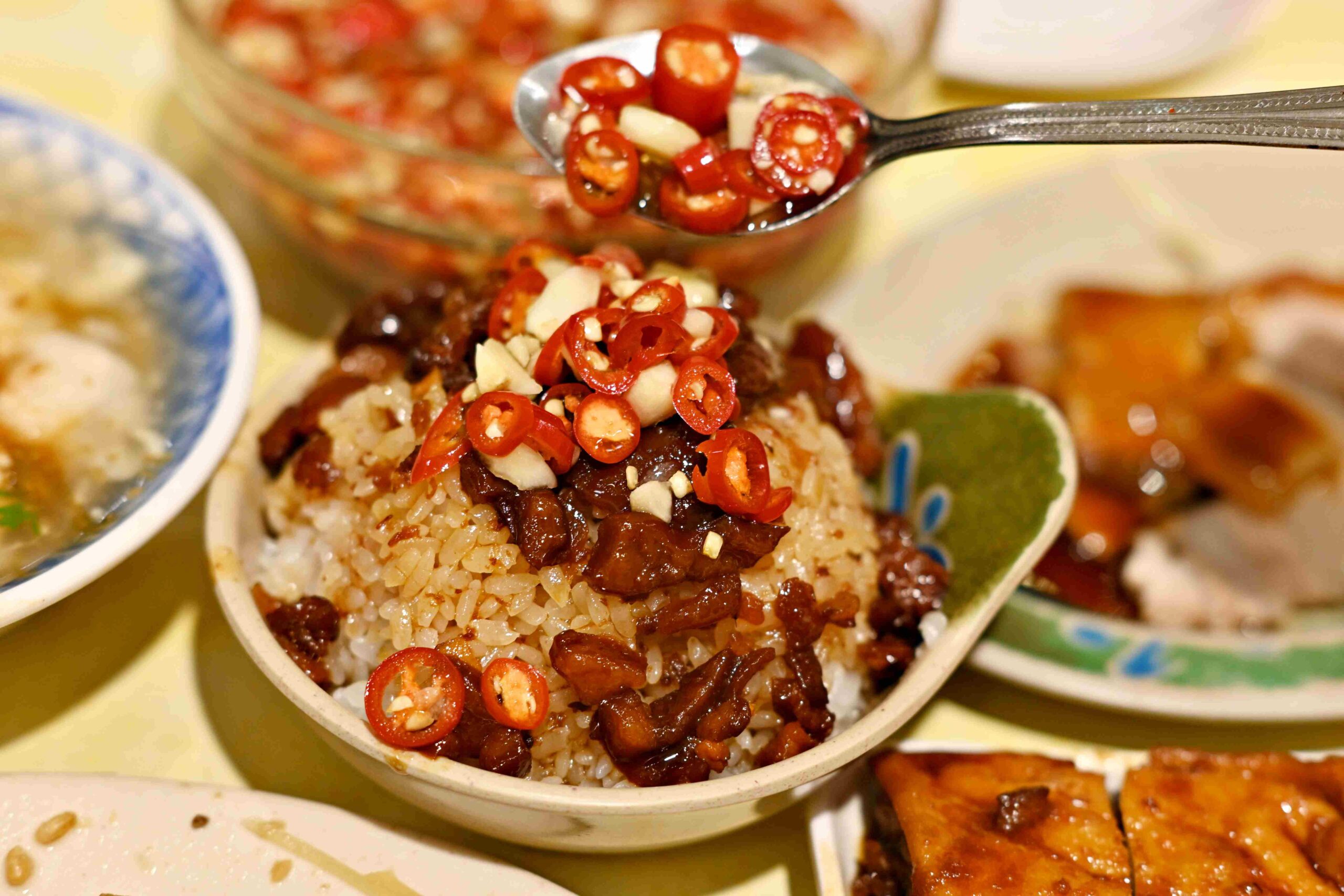 【三重美食】店老大魯肉飯，從店小二到店老大，這碗滷肉飯為什麼能拿必比登推薦(菜單) @趙先生吃飯