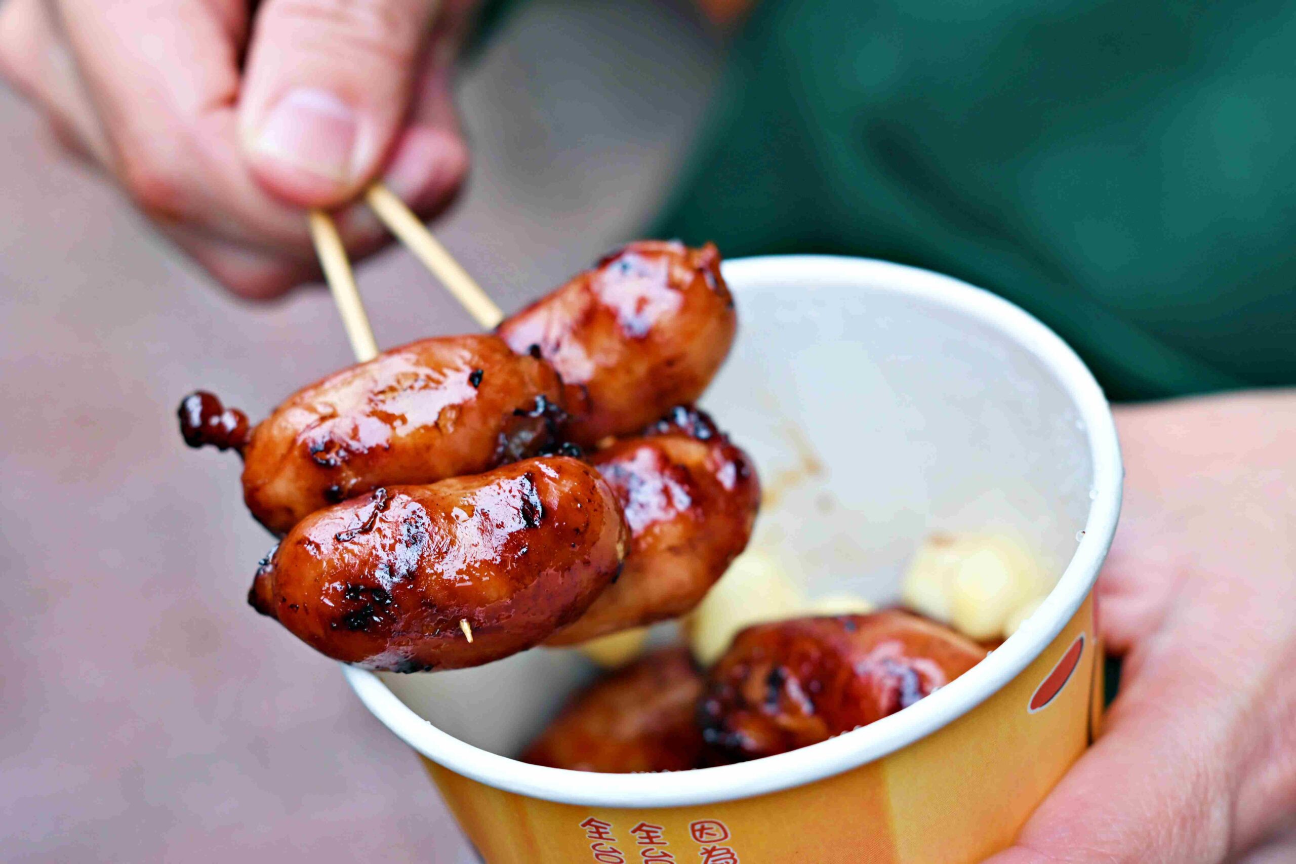 【基隆美食】世盛一口吃香腸，基隆廟口必吃炭烤香腸推薦(菜單) @趙先生吃飯