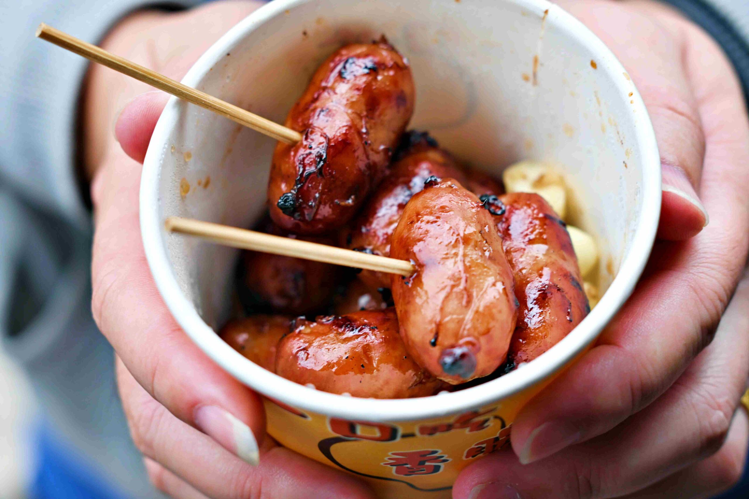 【基隆美食】世盛一口吃香腸，基隆廟口必吃炭烤香腸推薦(菜單) @趙先生吃飯