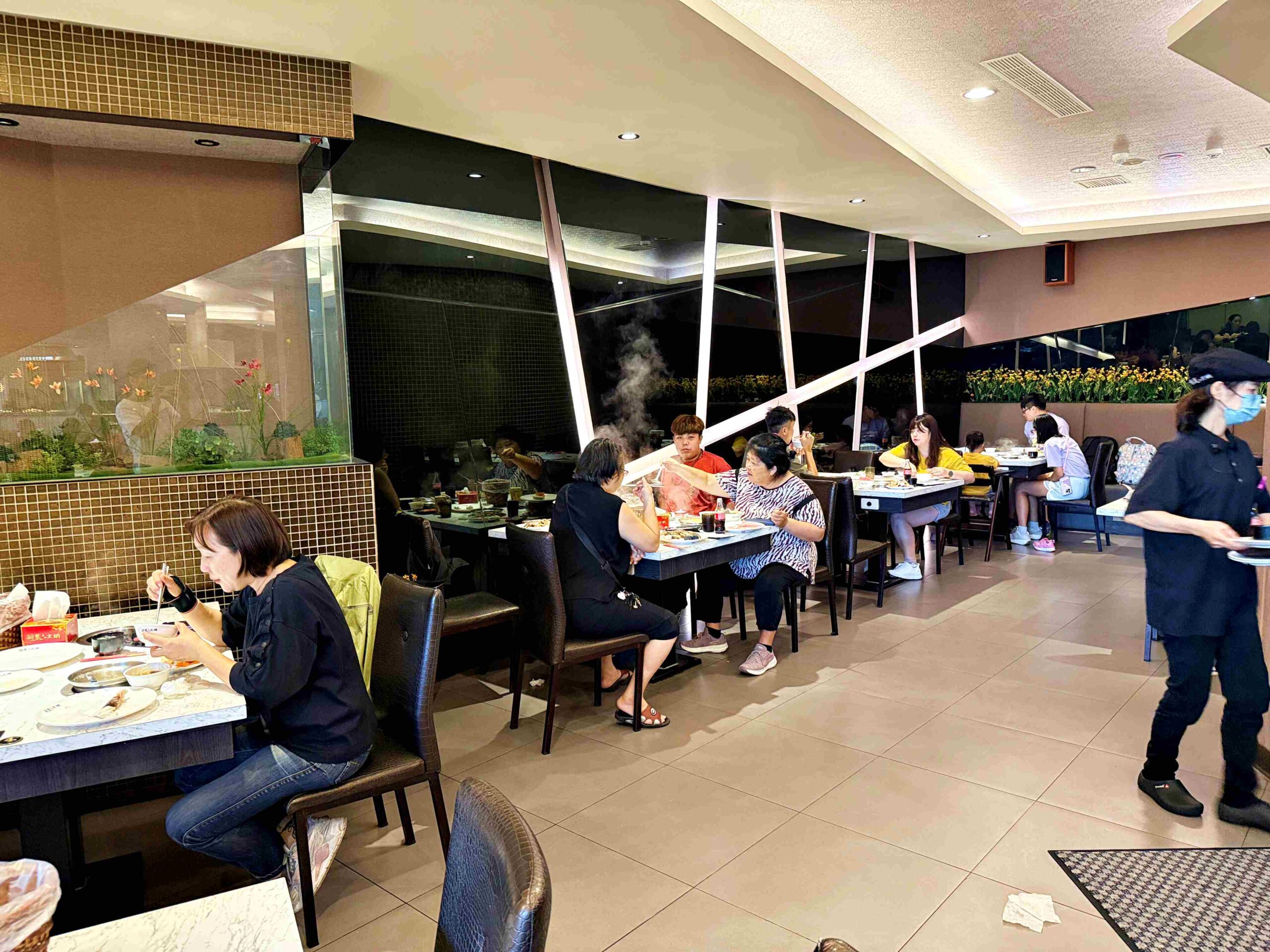 【三重美食】羽葉麻辣火鍋，$539吃超過百樣食材，火鍋+自助餐超划算推薦！(菜單) @趙先生吃飯