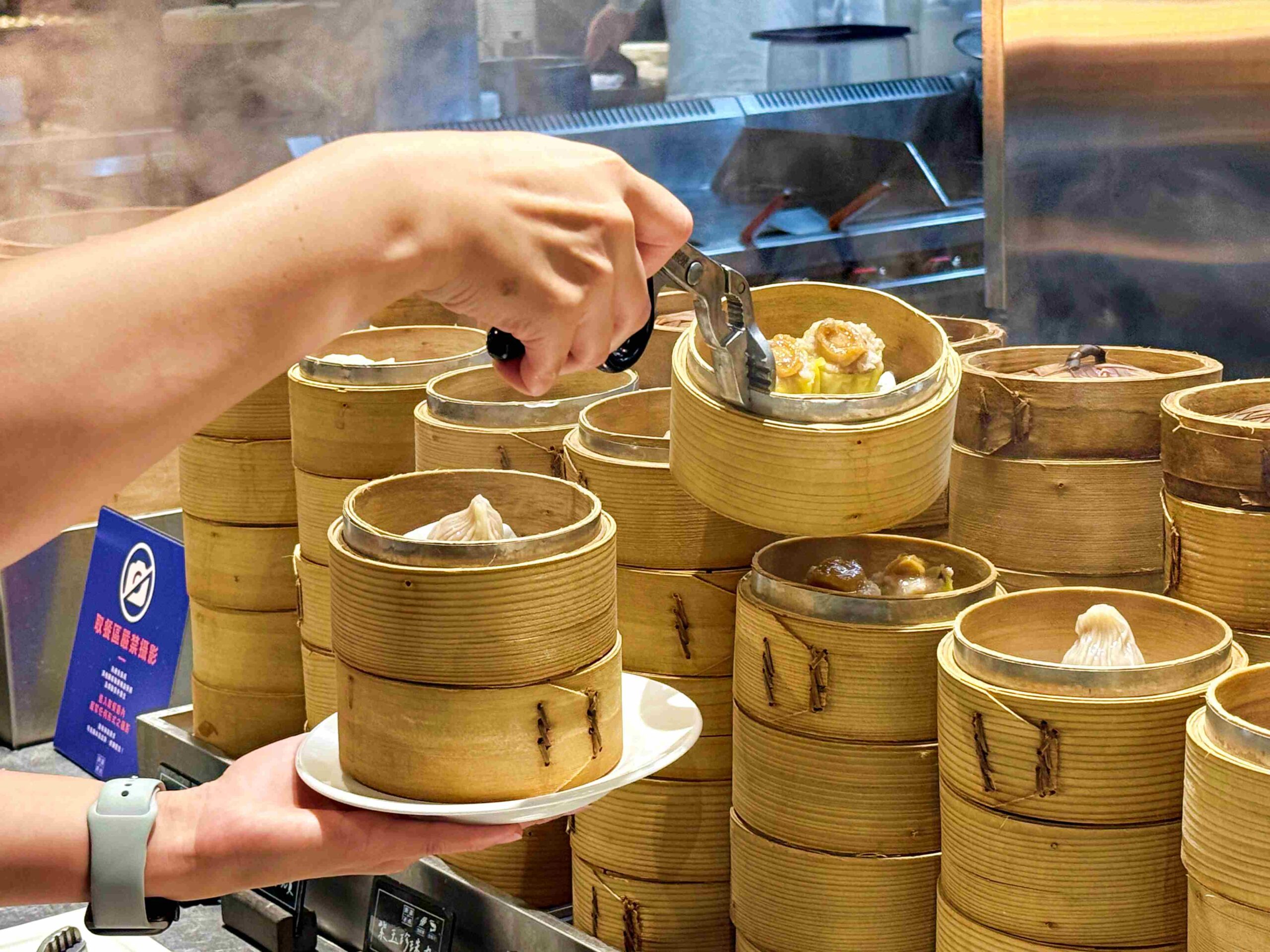 【新莊美食】村民食堂廚窗港點 i-Tower 店，堅持現做超60道港點吃到飽推薦 @趙先生吃飯