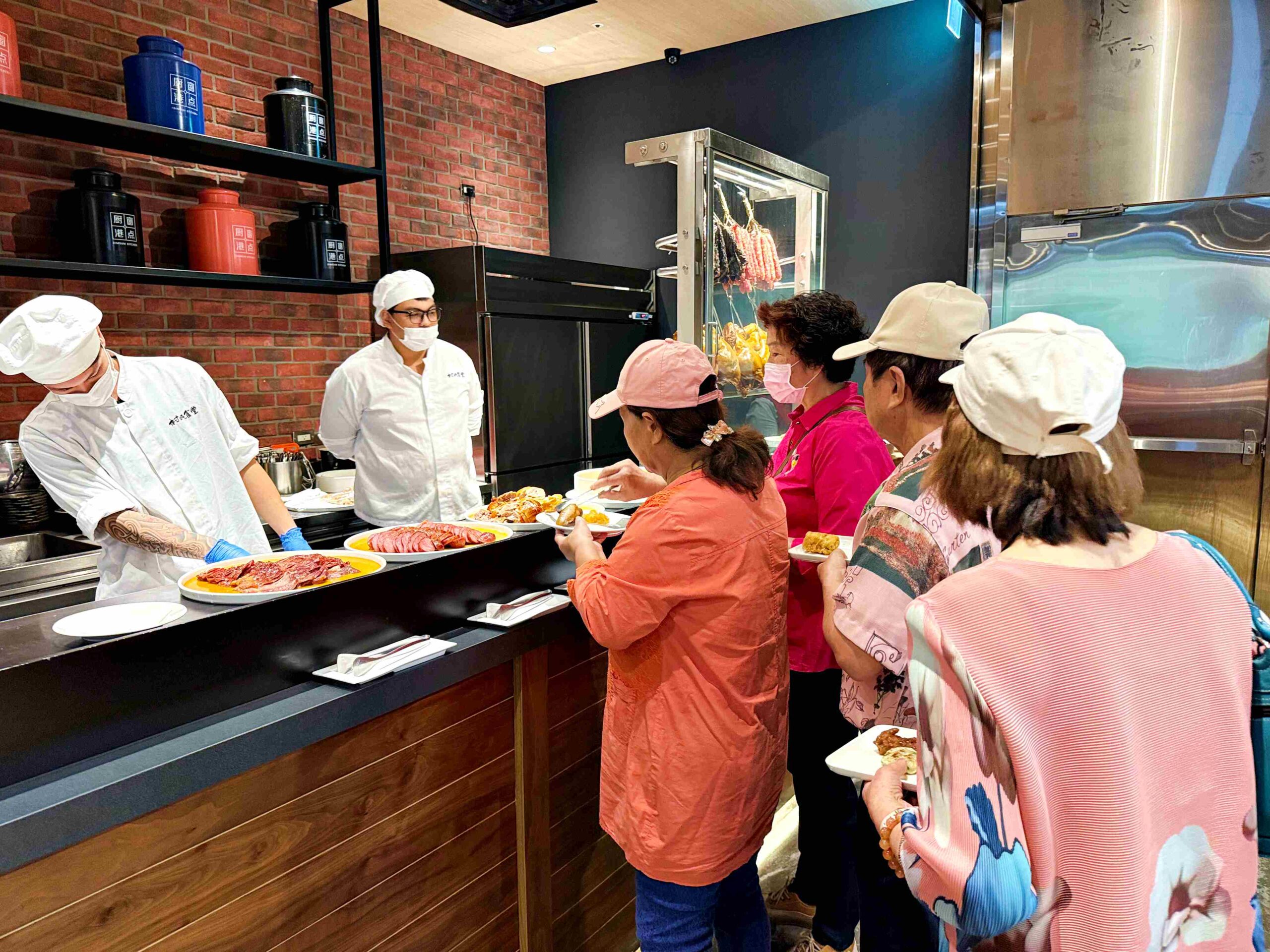 【新莊美食】村民食堂廚窗港點 i-Tower 店，堅持現做超60道港點吃到飽推薦 @趙先生吃飯