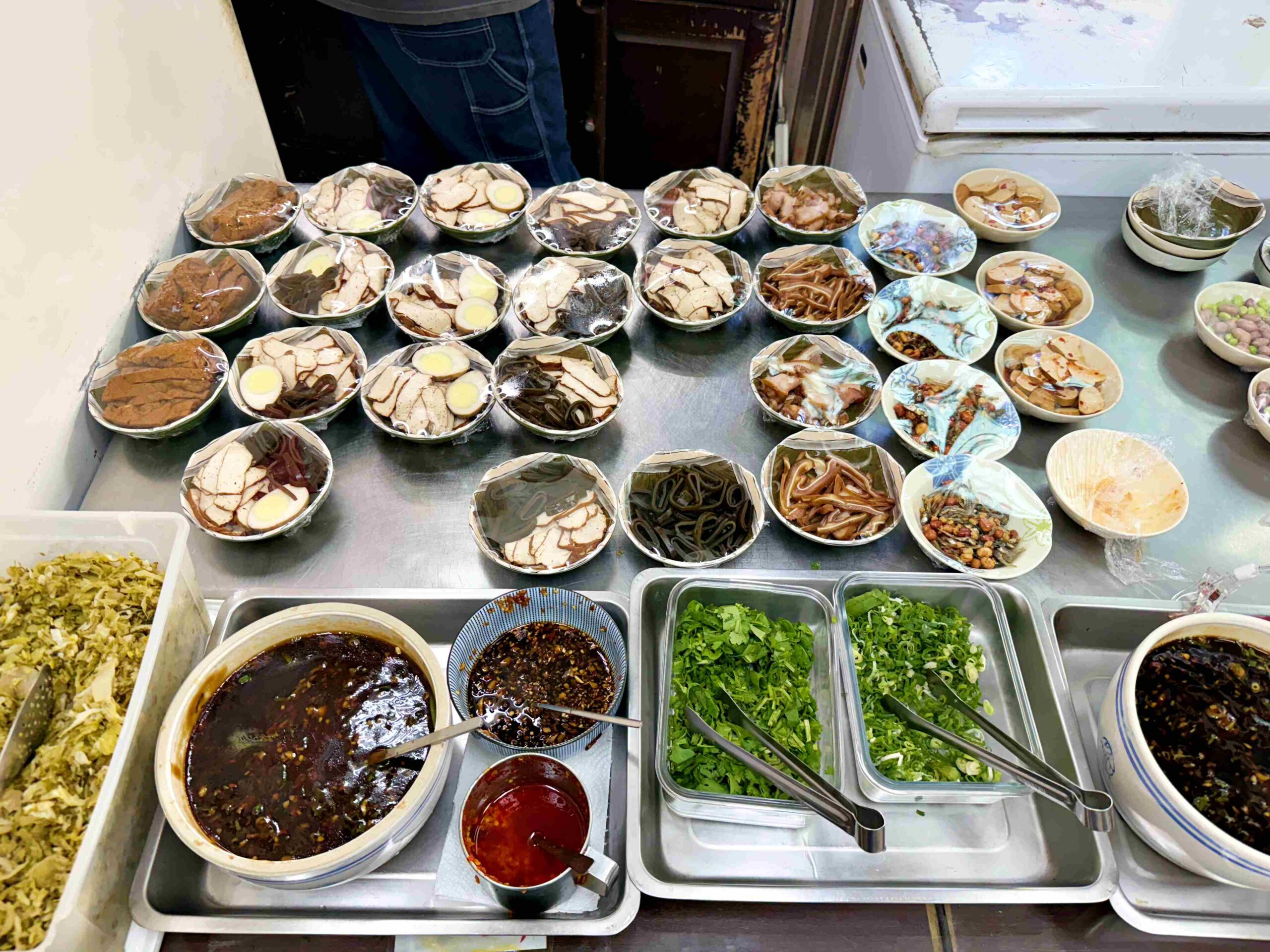 【三重美食】高棚滿座牛肉麵，無招牌百元牛肉麵+銅板價乾麵好吃推薦！(菜單) @趙先生吃飯