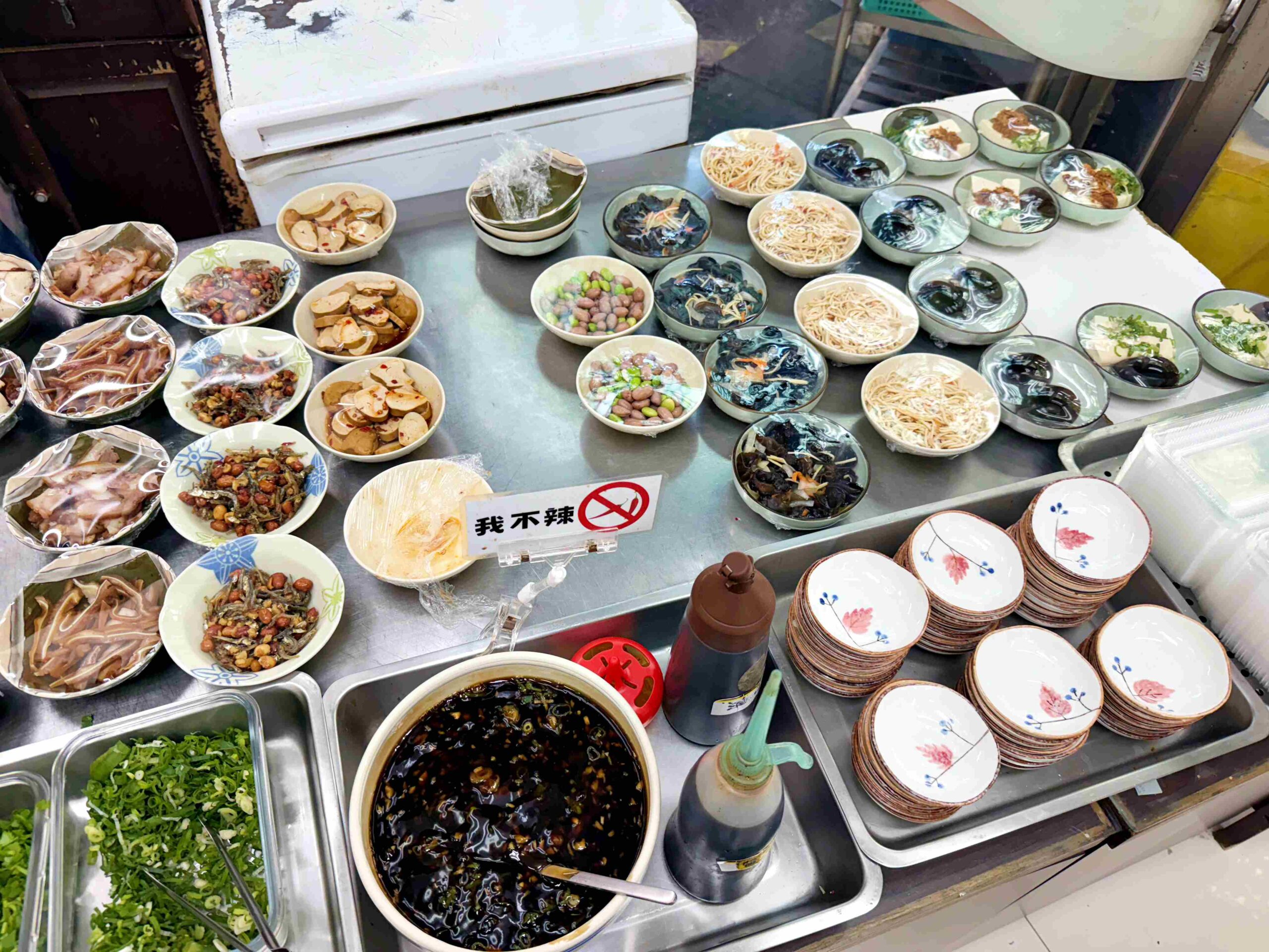 【三重美食】高棚滿座牛肉麵，無招牌百元牛肉麵+銅板價乾麵好吃推薦！(菜單) @趙先生吃飯