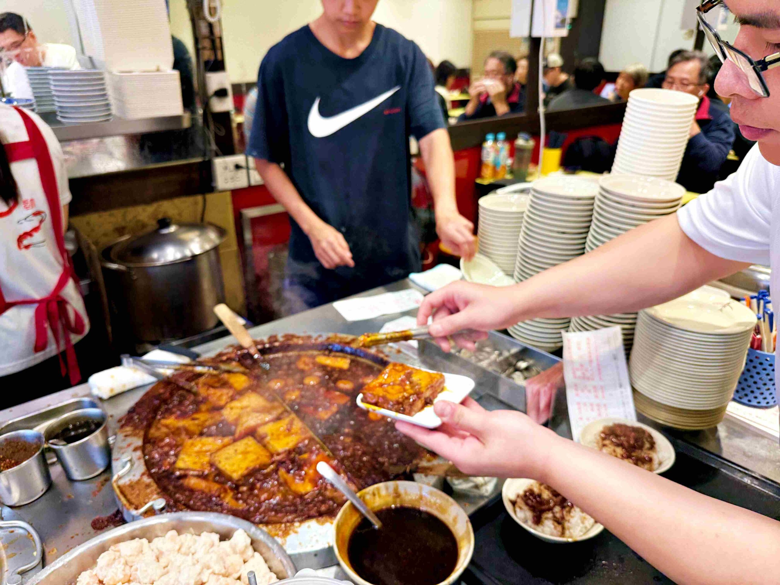 【三重美食】店老大魯肉飯，從店小二到店老大，這碗滷肉飯為什麼能拿必比登推薦(菜單) @趙先生吃飯
