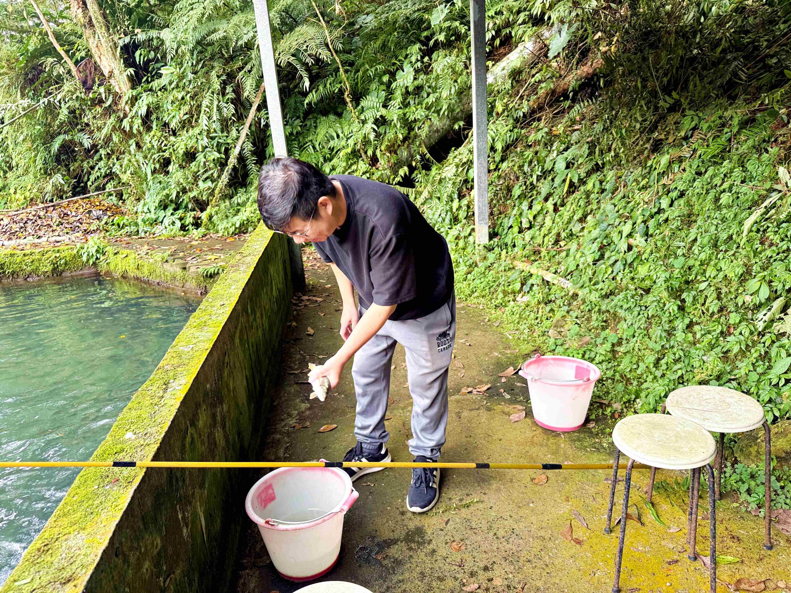 【宜蘭美食】苦花大王，深山活魚秘境餐廳，池邊到餐桌的活魚現撈推薦(菜單) @趙先生吃飯