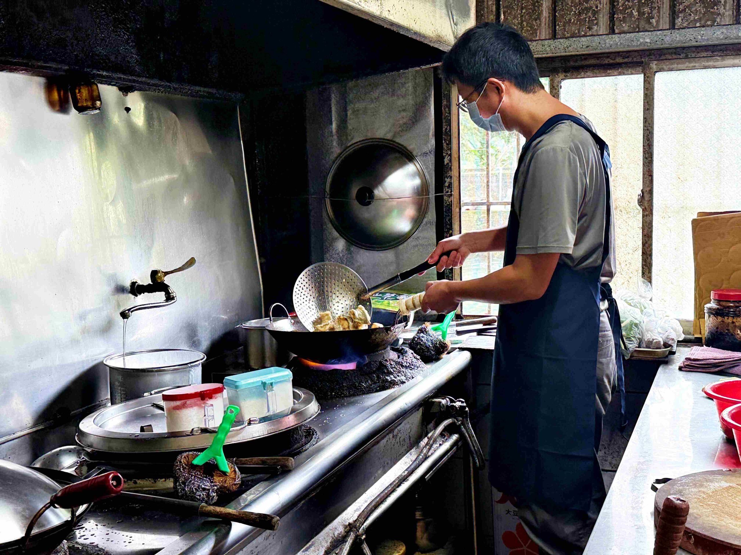 【宜蘭美食】苦花大王，深山活魚秘境餐廳，池邊到餐桌的活魚現撈推薦(菜單) @趙先生吃飯