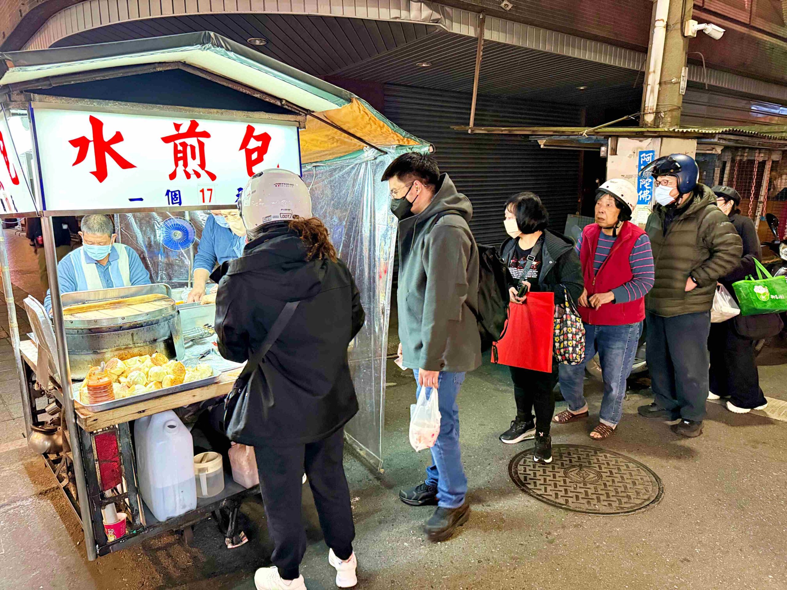 【士林美食】華榮街水煎包攤車，士林市場旁必吃銅板美食，皮Q、底香、餡甜推薦(菜單) @趙先生吃飯