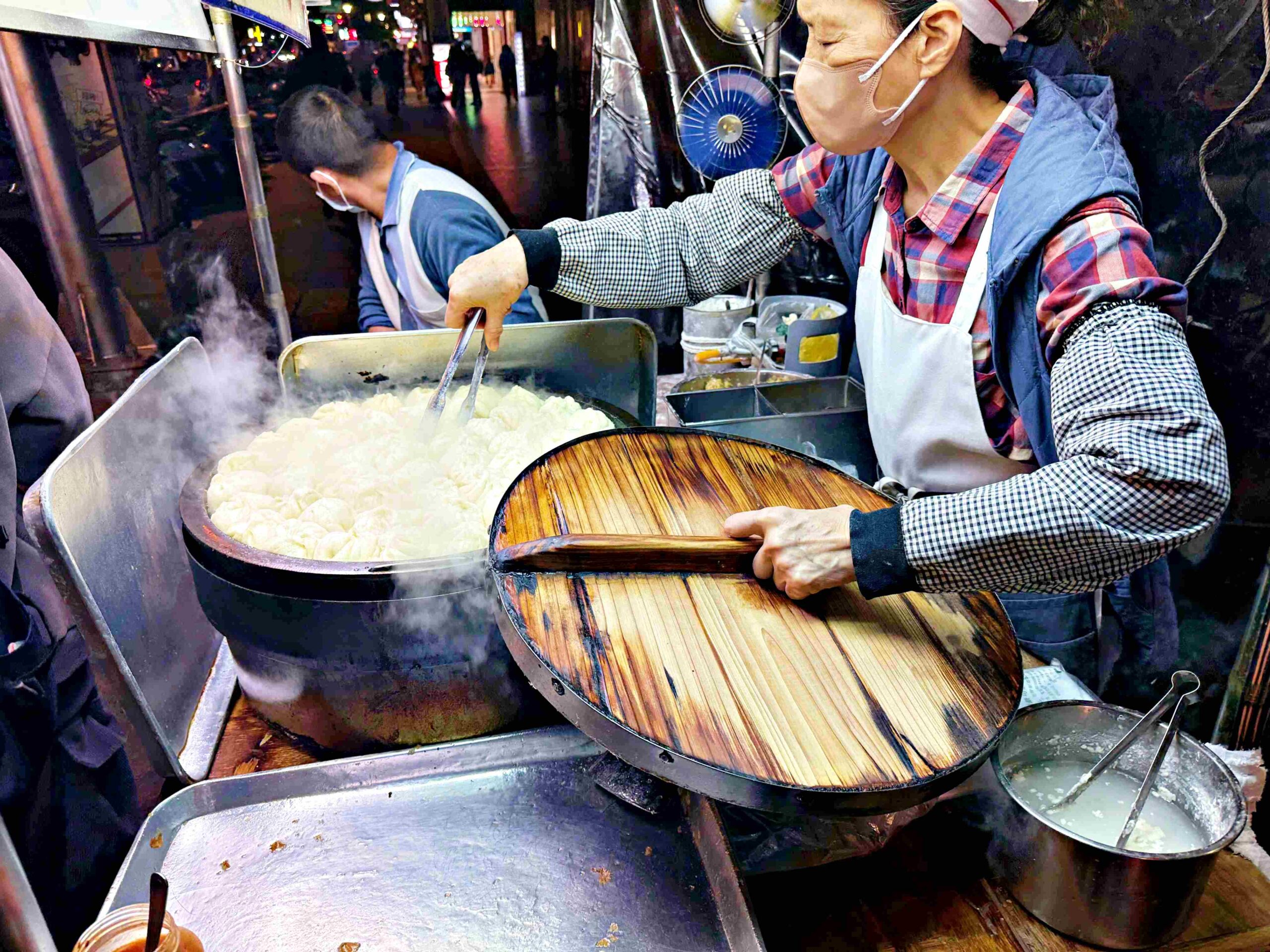 【士林美食】華榮街水煎包攤車，士林市場旁必吃銅板美食，皮Q、底香、餡甜推薦(菜單) @趙先生吃飯