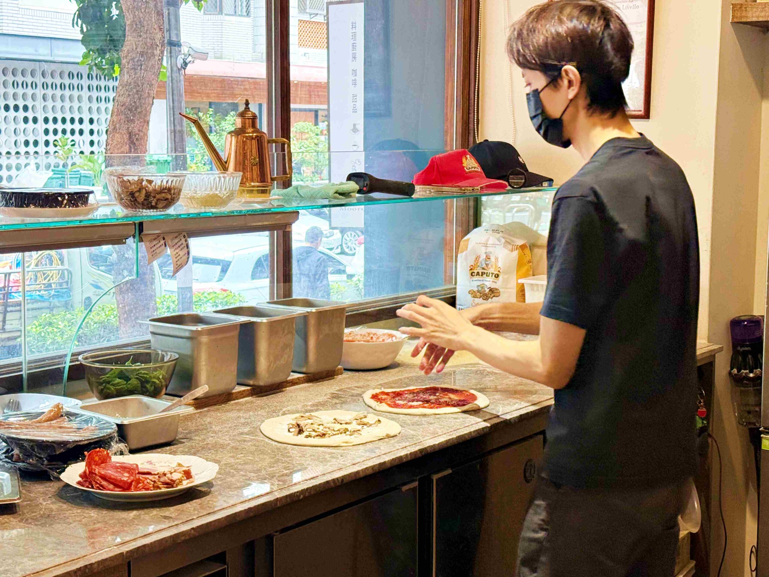 【松山美食】Gira Pizza 旋轉披薩，現點現烤窯烤披薩與道地義大利風味推薦（附菜單） @趙先生吃飯