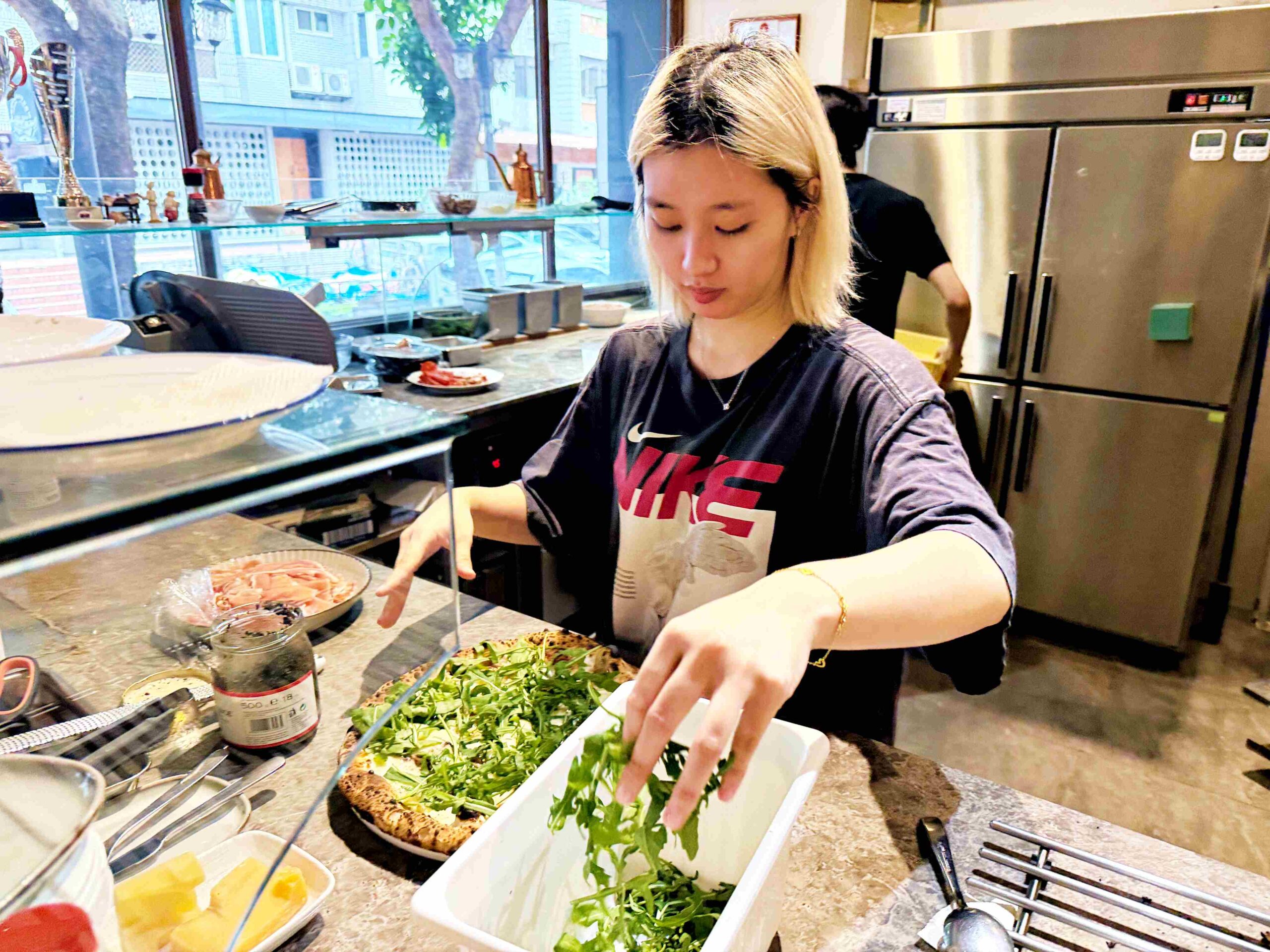 【松山美食】Gira Pizza 旋轉披薩，現點現烤窯烤披薩與道地義大利風味推薦（附菜單） @趙先生吃飯