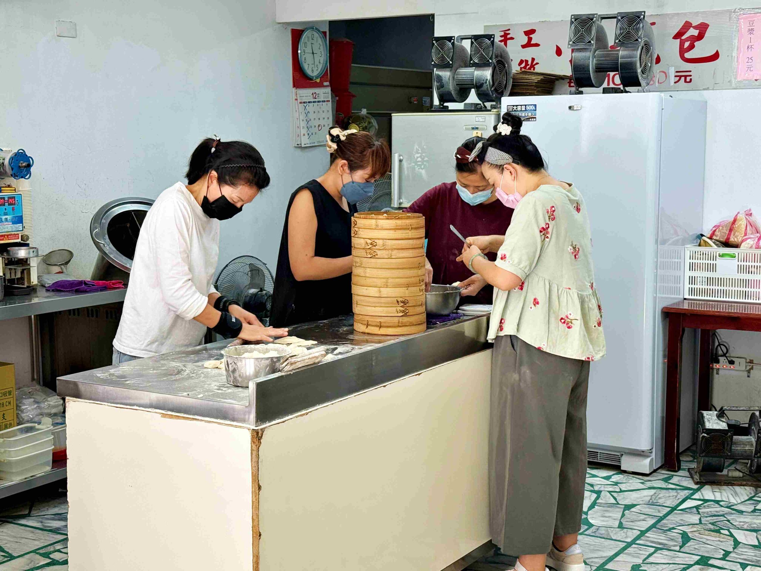 【新莊美食】新莊昌明豆漿小籠包，只有小籠包跟豆漿卻排隊！(菜單) @趙先生吃飯