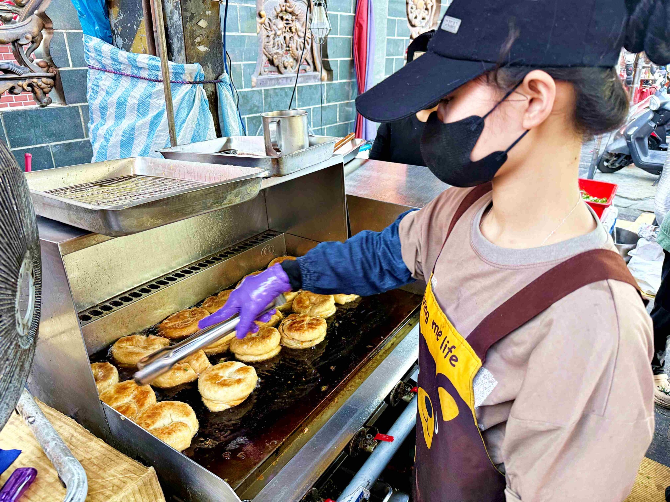 【蘆洲美食】王家手作蔥餅，現桿現炸、蔥量塞好塞滿，外酥內香真的必吃推薦！(菜單) @趙先生吃飯