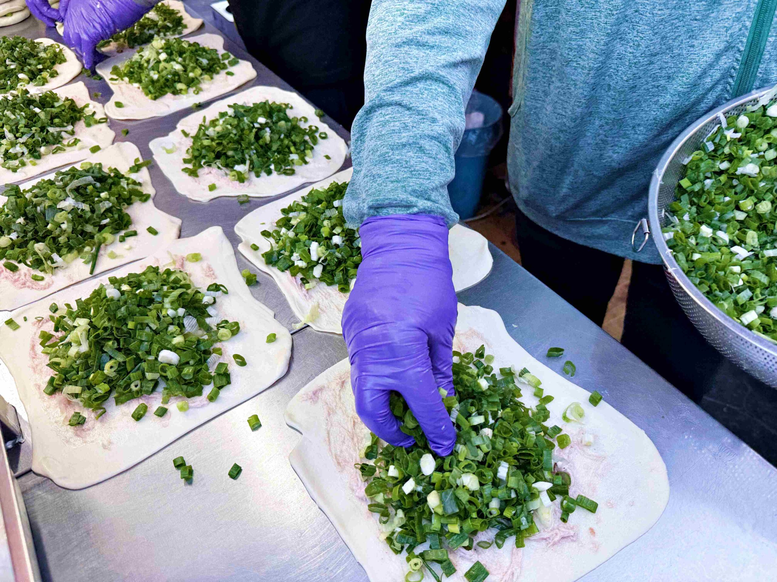 【蘆洲美食】王家手作蔥餅，現桿現炸、蔥量塞好塞滿，外酥內香真的必吃推薦！(菜單) @趙先生吃飯