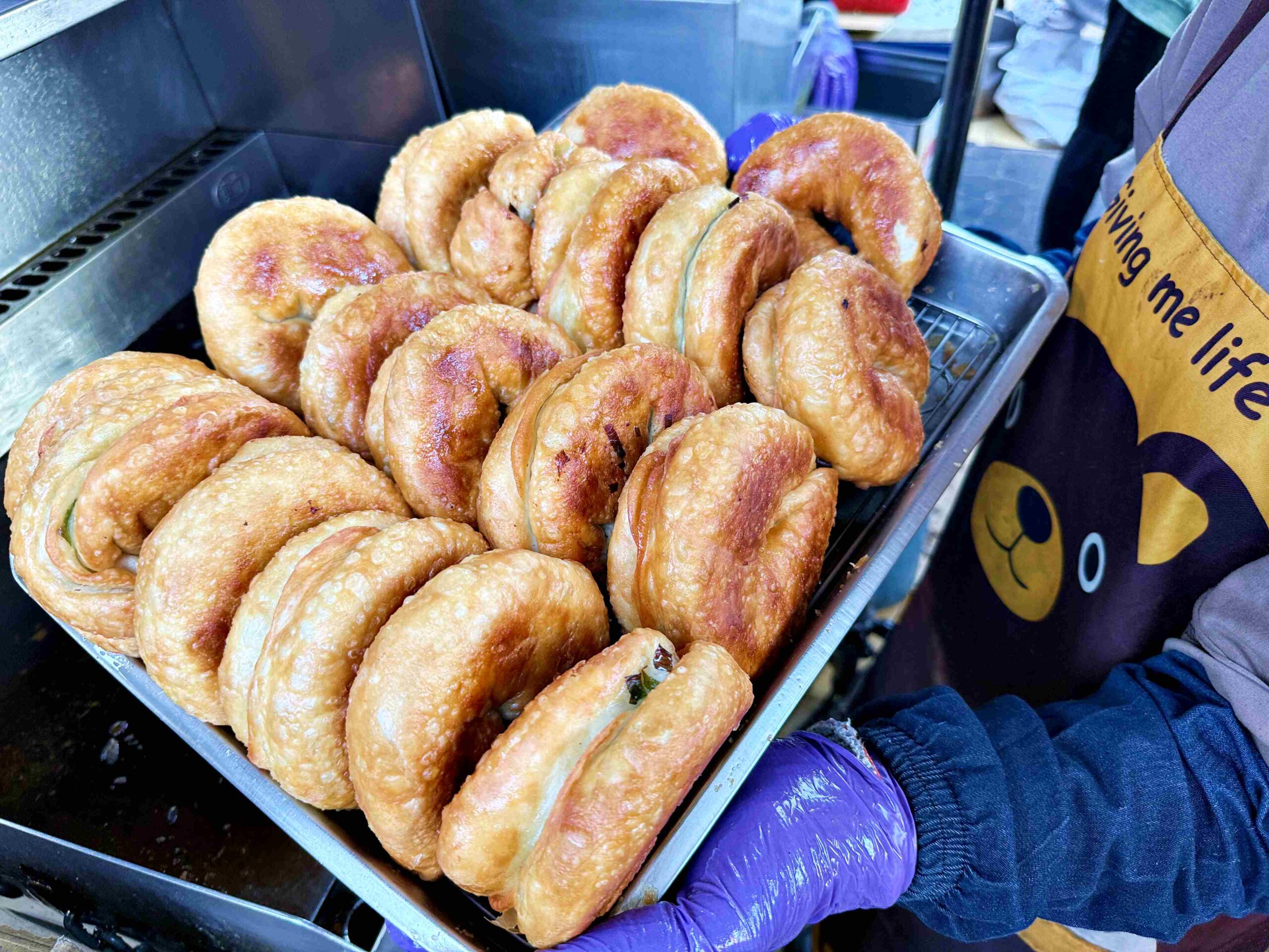 【蘆洲美食】王家手作蔥餅，現桿現炸、蔥量塞好塞滿，外酥內香真的必吃推薦！(菜單) @趙先生吃飯