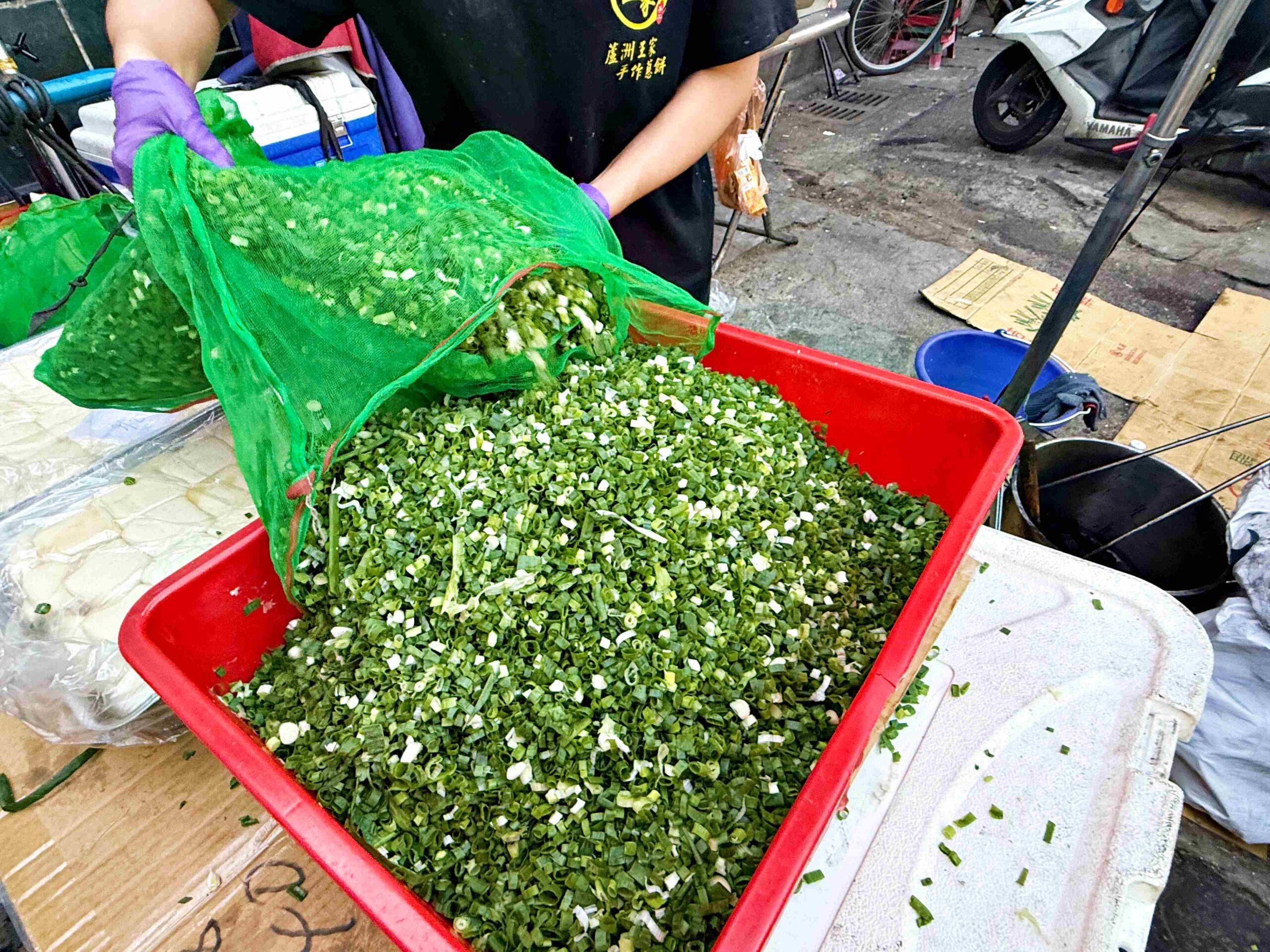 【蘆洲美食】王家手作蔥餅，現桿現炸、蔥量塞好塞滿，外酥內香真的必吃推薦！(菜單) @趙先生吃飯