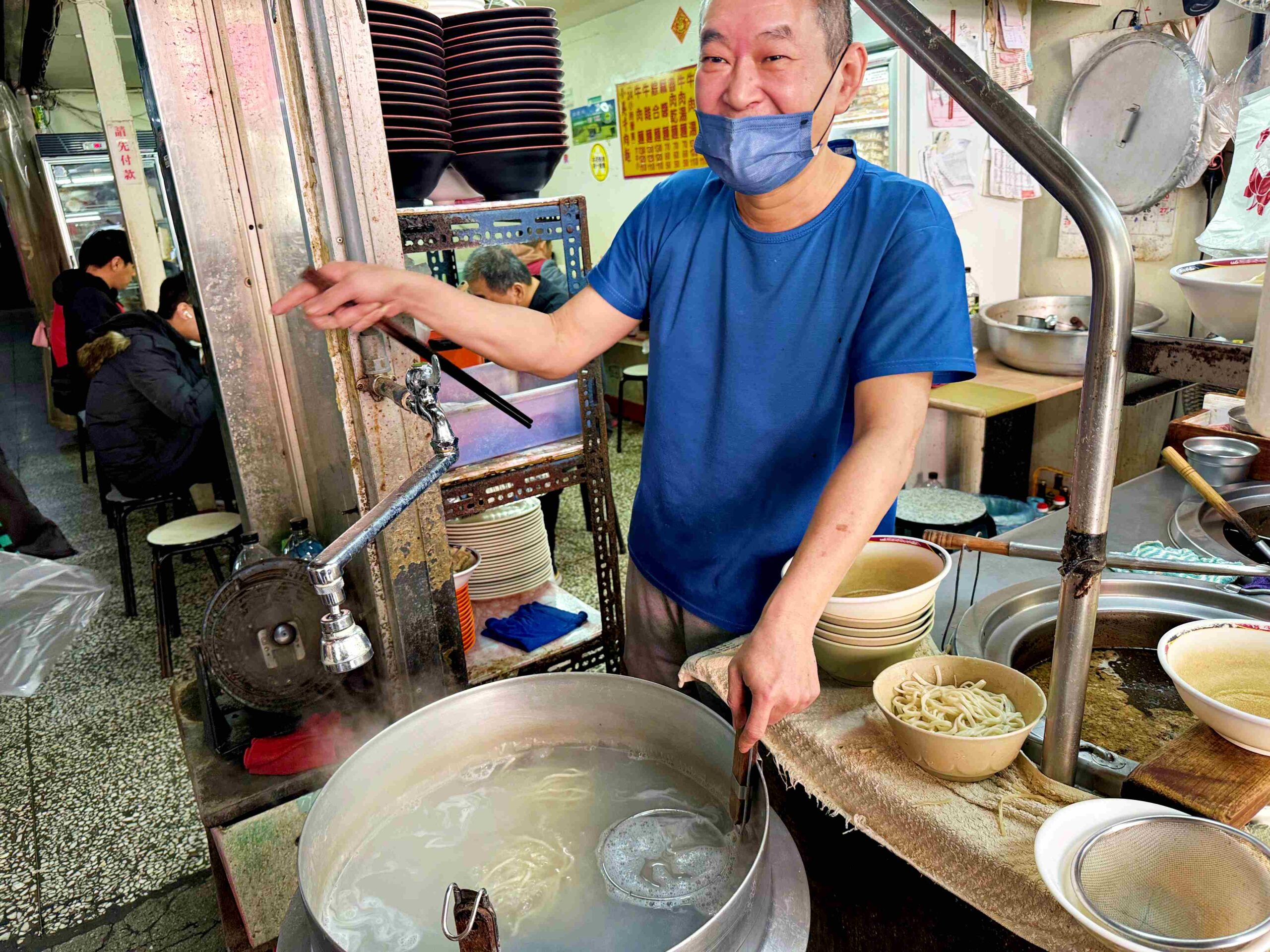 【西門町美食】小吳牛肉麵,24小時營業肉大塊湯好喝,外國人都愛吃推薦(附菜單) @趙先生吃飯 【西門町美食】小吳牛肉麵,24小時營業肉大塊湯好喝,外國人都愛吃推薦(附菜單) @趙先生吃飯