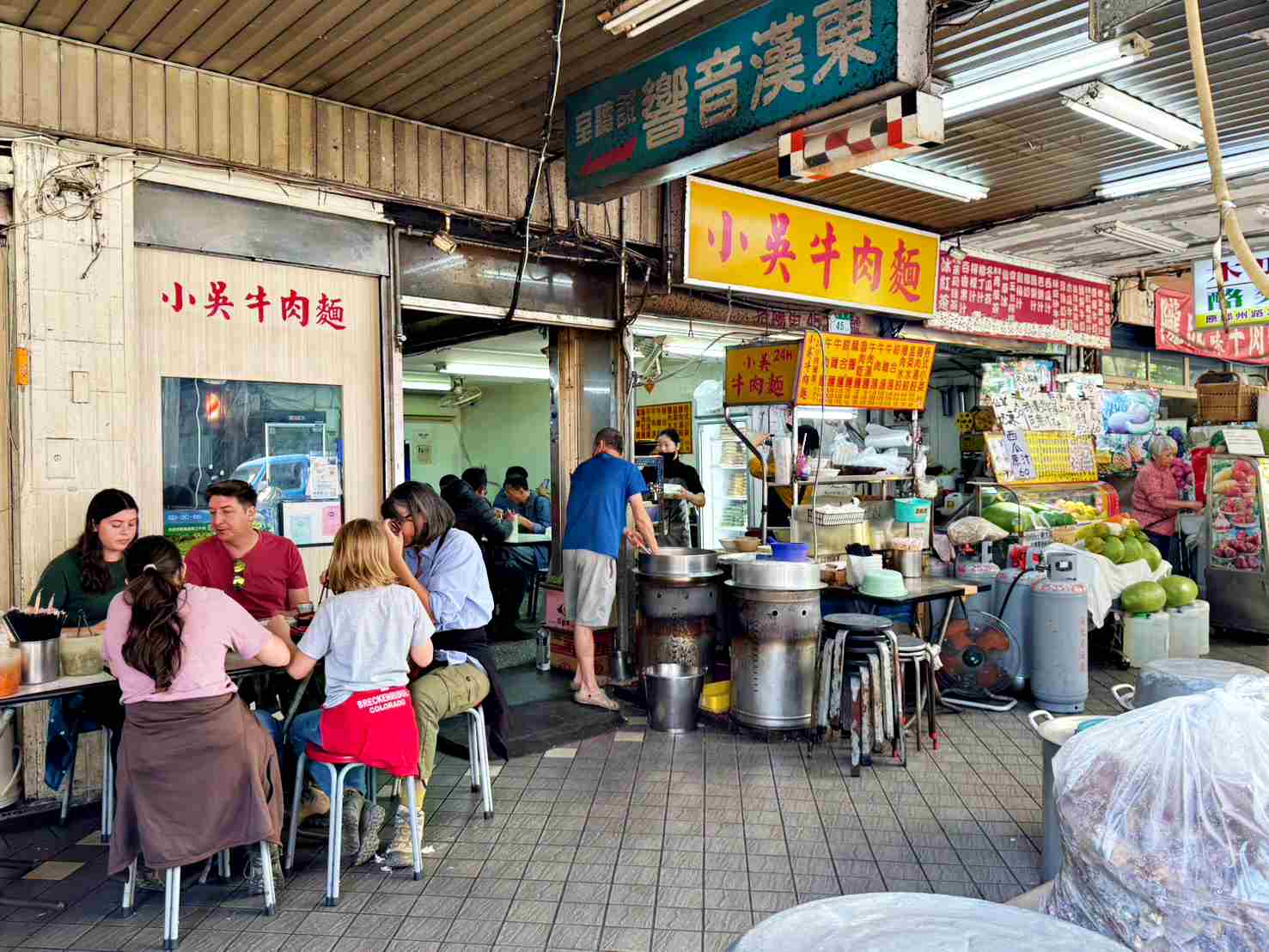 【西門町美食】小吳牛肉麵,24小時營業肉大塊湯好喝,外國人都愛吃推薦(附菜單) @趙先生吃飯 【西門町美食】小吳牛肉麵,24小時營業肉大塊湯好喝,外國人都愛吃推薦(附菜單) @趙先生吃飯