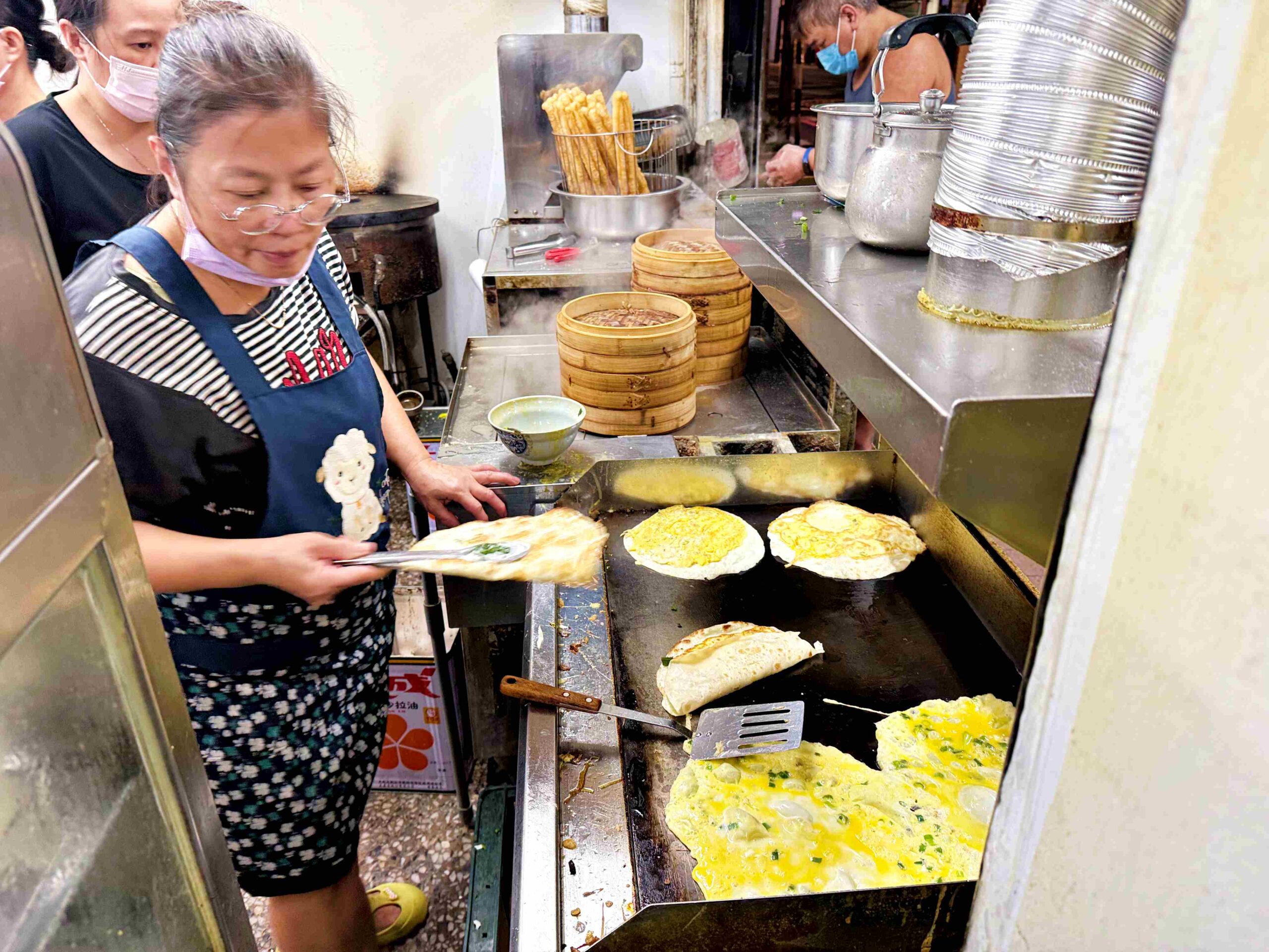 【板橋美食】永和黑豆漿，江子翠在地三十年，現做燒餅、油條跟蛋餅超強推薦（菜單） @趙先生吃飯