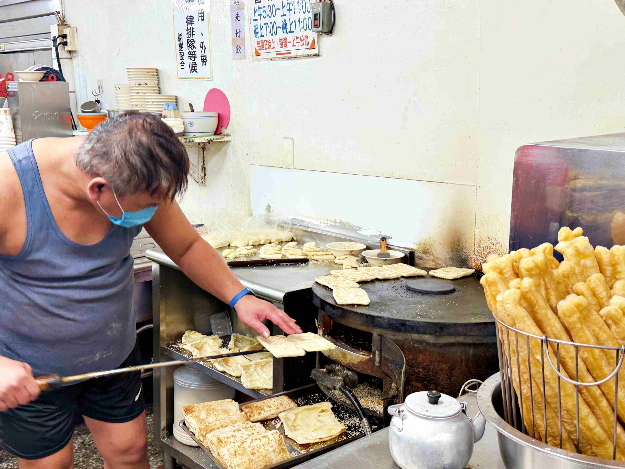 【板橋美食】永和黑豆漿，江子翠在地三十年，現做燒餅、油條跟蛋餅超強推薦（菜單） @趙先生吃飯