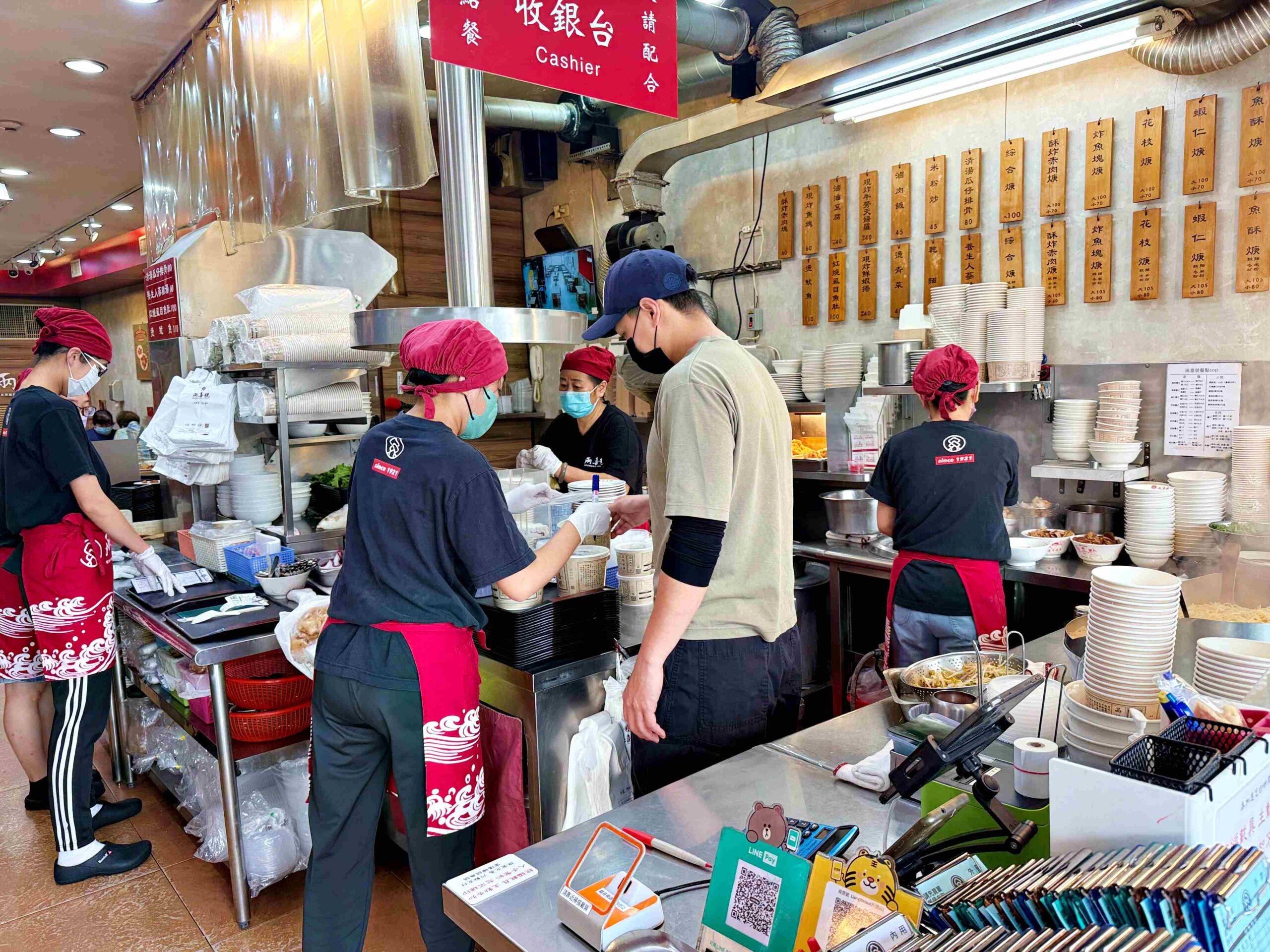 【萬華美食】兩喜號，從挑擔擺攤，到米其林必比登的百年老店推薦（菜單） @趙先生吃飯