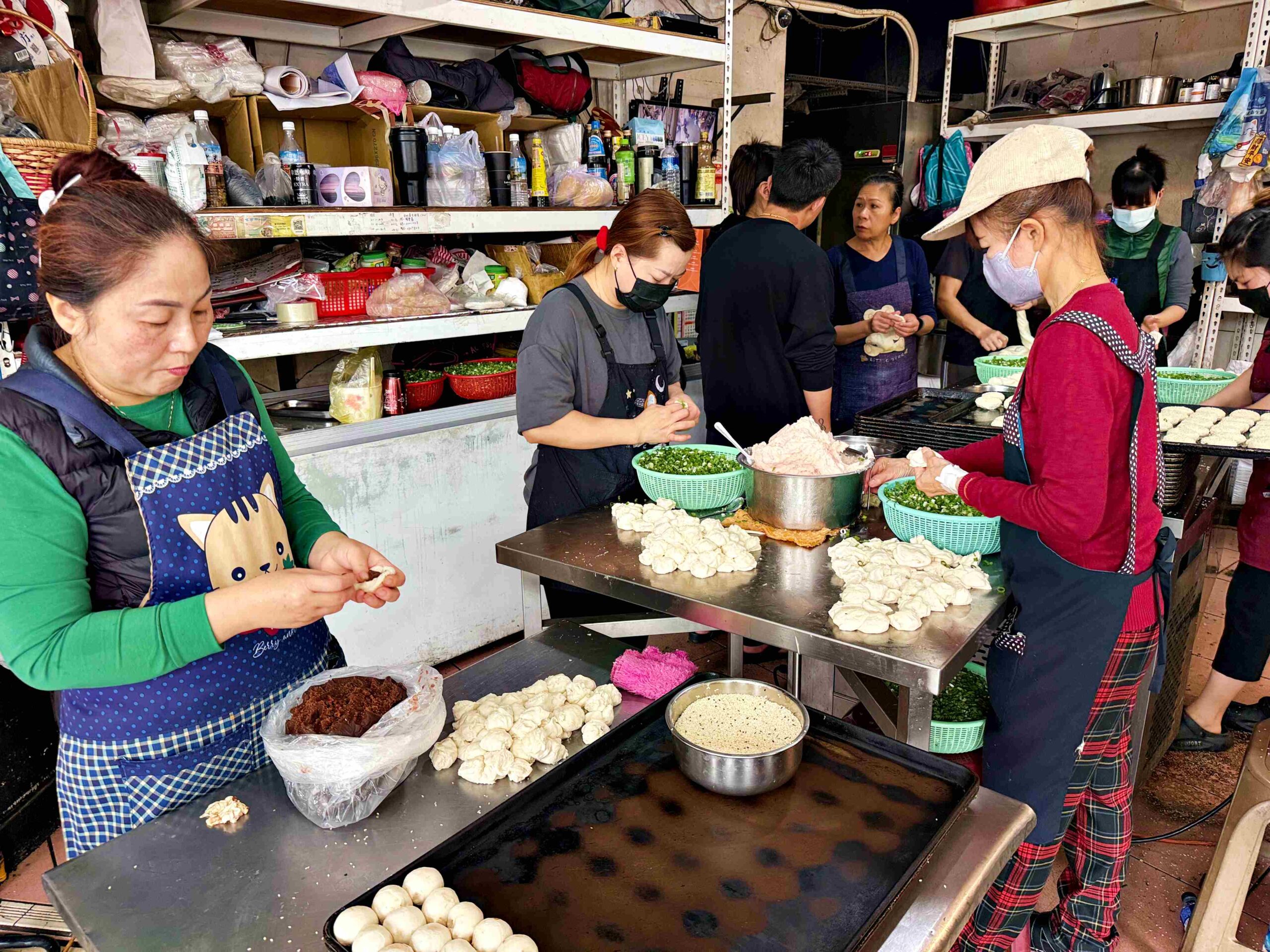 【萬華美食】萬大蟹殼黃碳烤燒餅店，只賣鹹甜兩款蟹殼黃的排隊名店推薦(菜單) @趙先生吃飯
