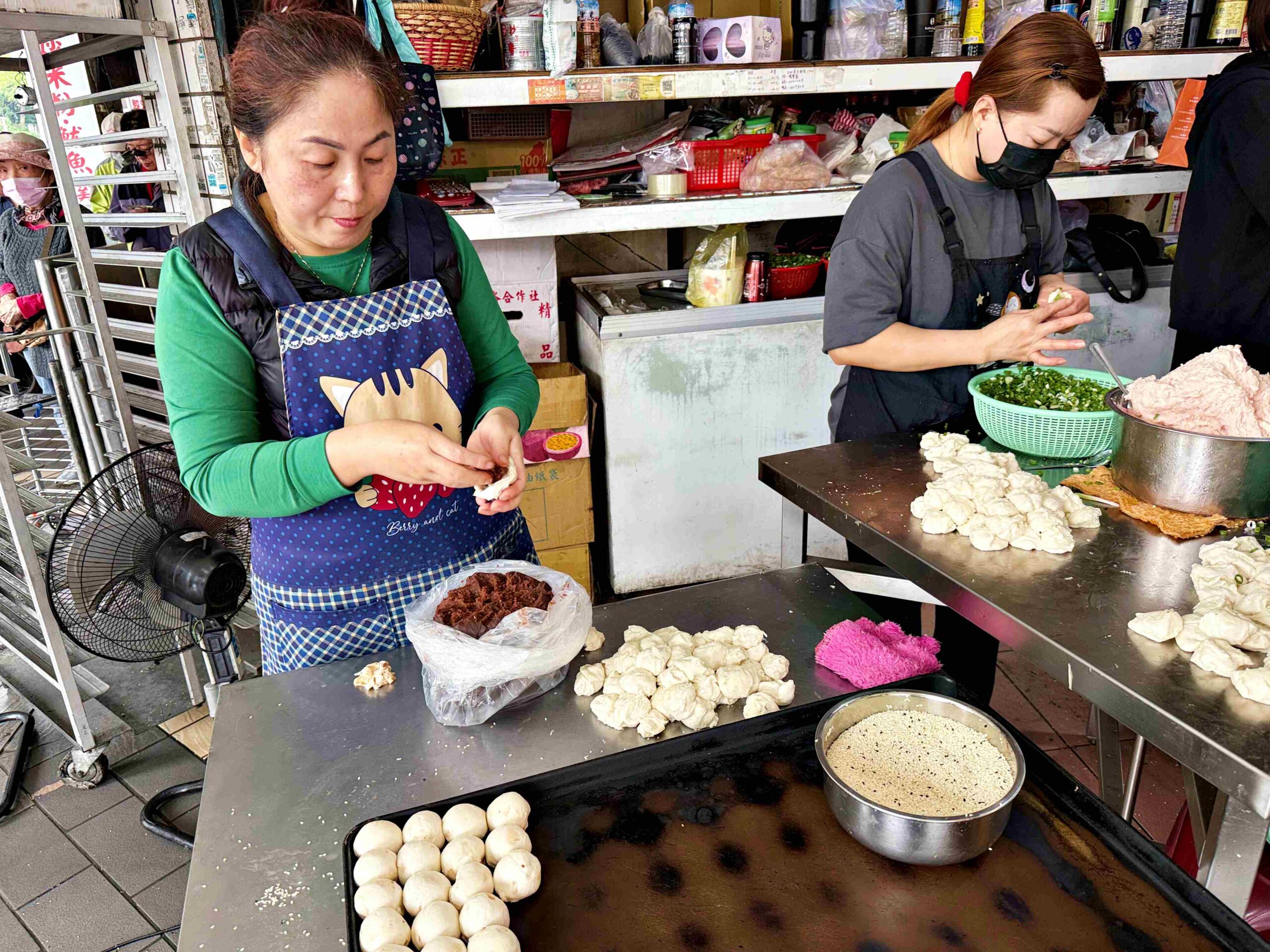 【萬華美食】萬大蟹殼黃碳烤燒餅店，只賣鹹甜兩款蟹殼黃的排隊名店推薦(菜單) @趙先生吃飯