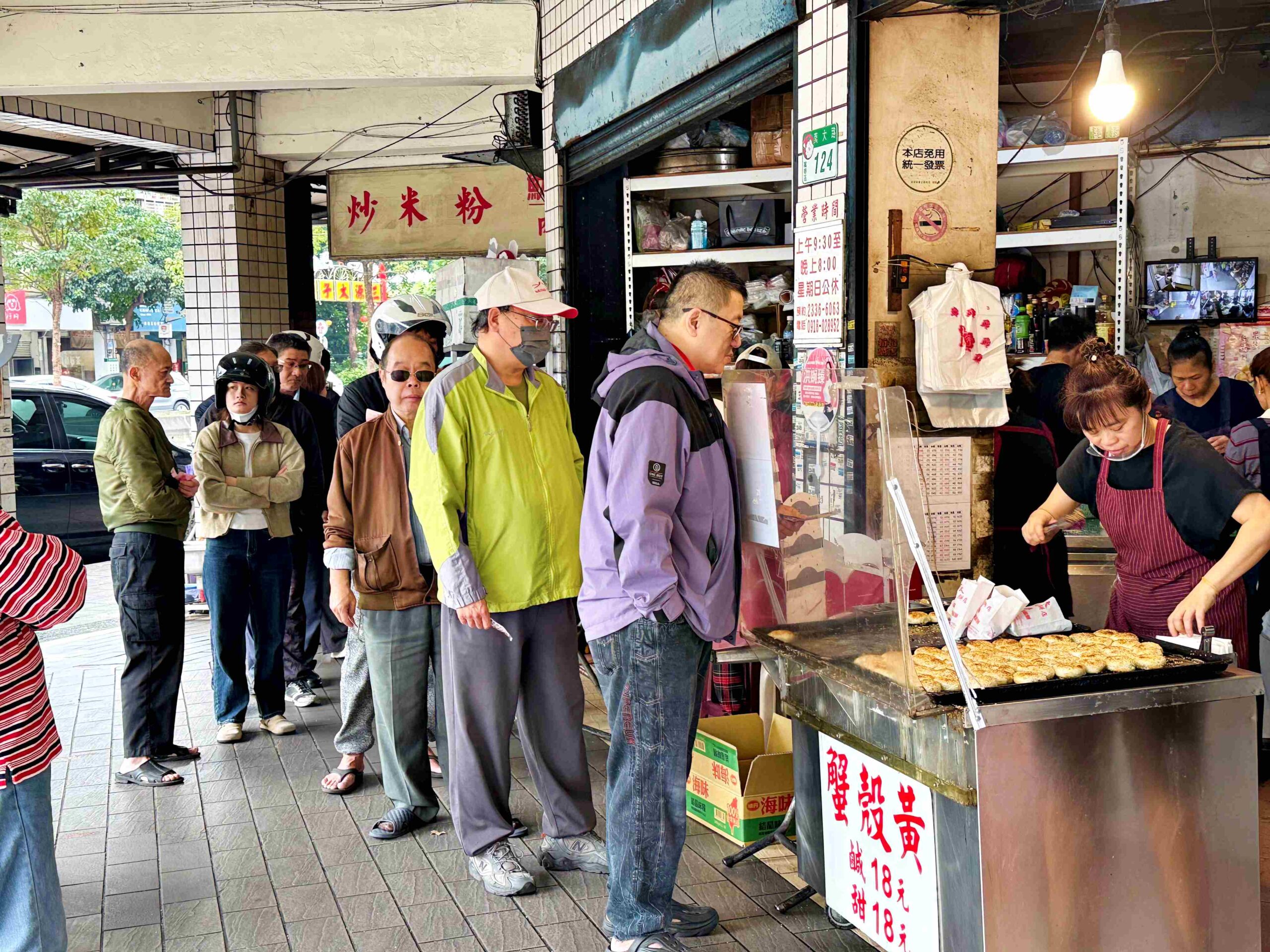 【萬華美食】萬大蟹殼黃碳烤燒餅店，只賣鹹甜兩款蟹殼黃的排隊名店推薦(菜單) @趙先生吃飯