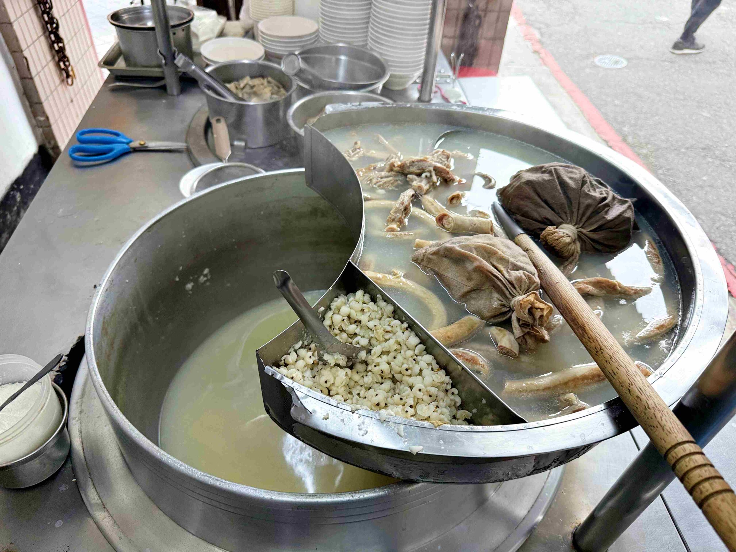 【龍山寺美食】坤山四神湯，老字號平價厲害古早味口感紮實推薦(菜單) @趙先生吃飯