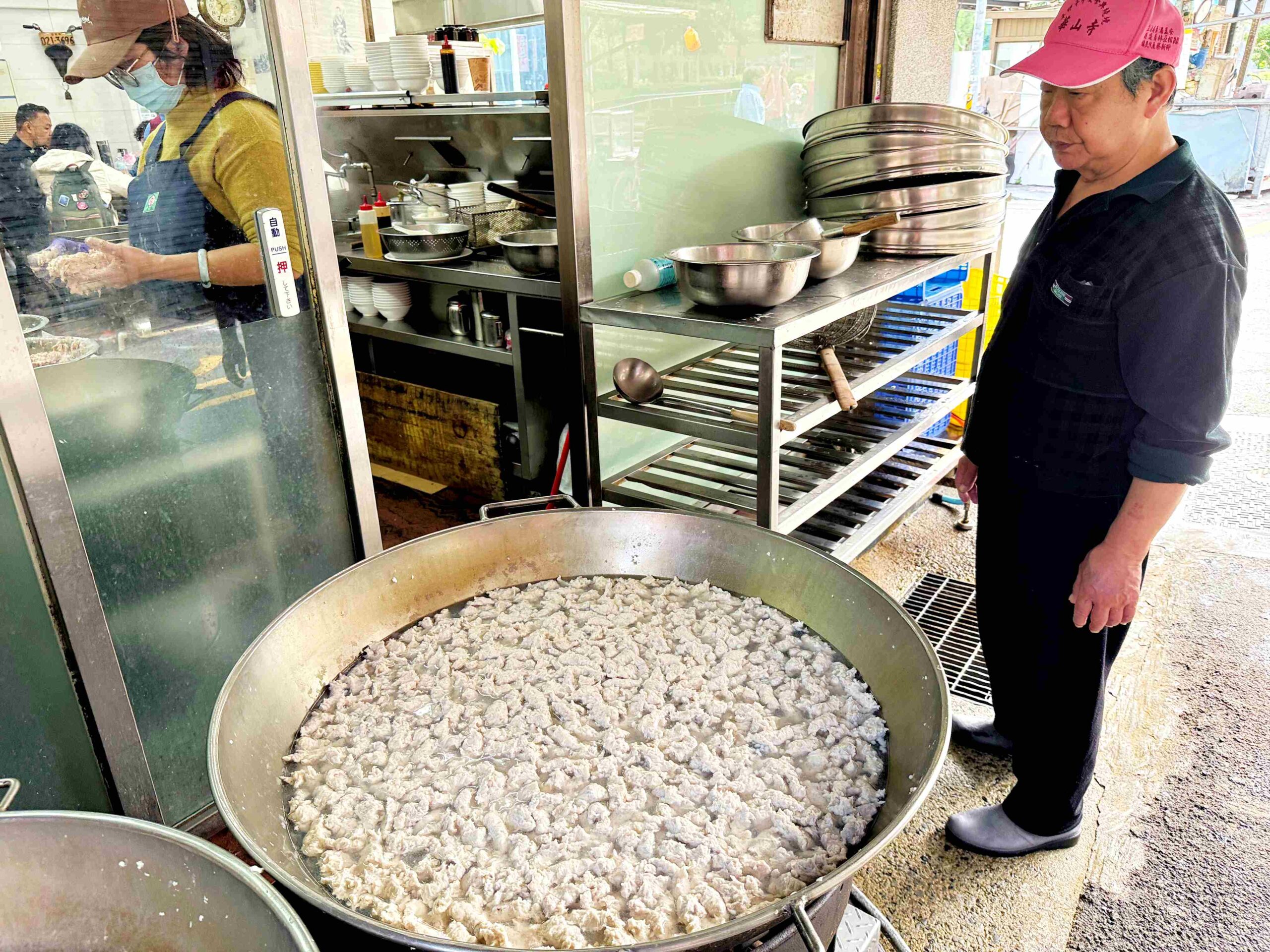 【大稻埕美食】佳興魚丸店，大橋頭站老字號現煮魷魚羹與乾麵推薦（菜單） @趙先生吃飯