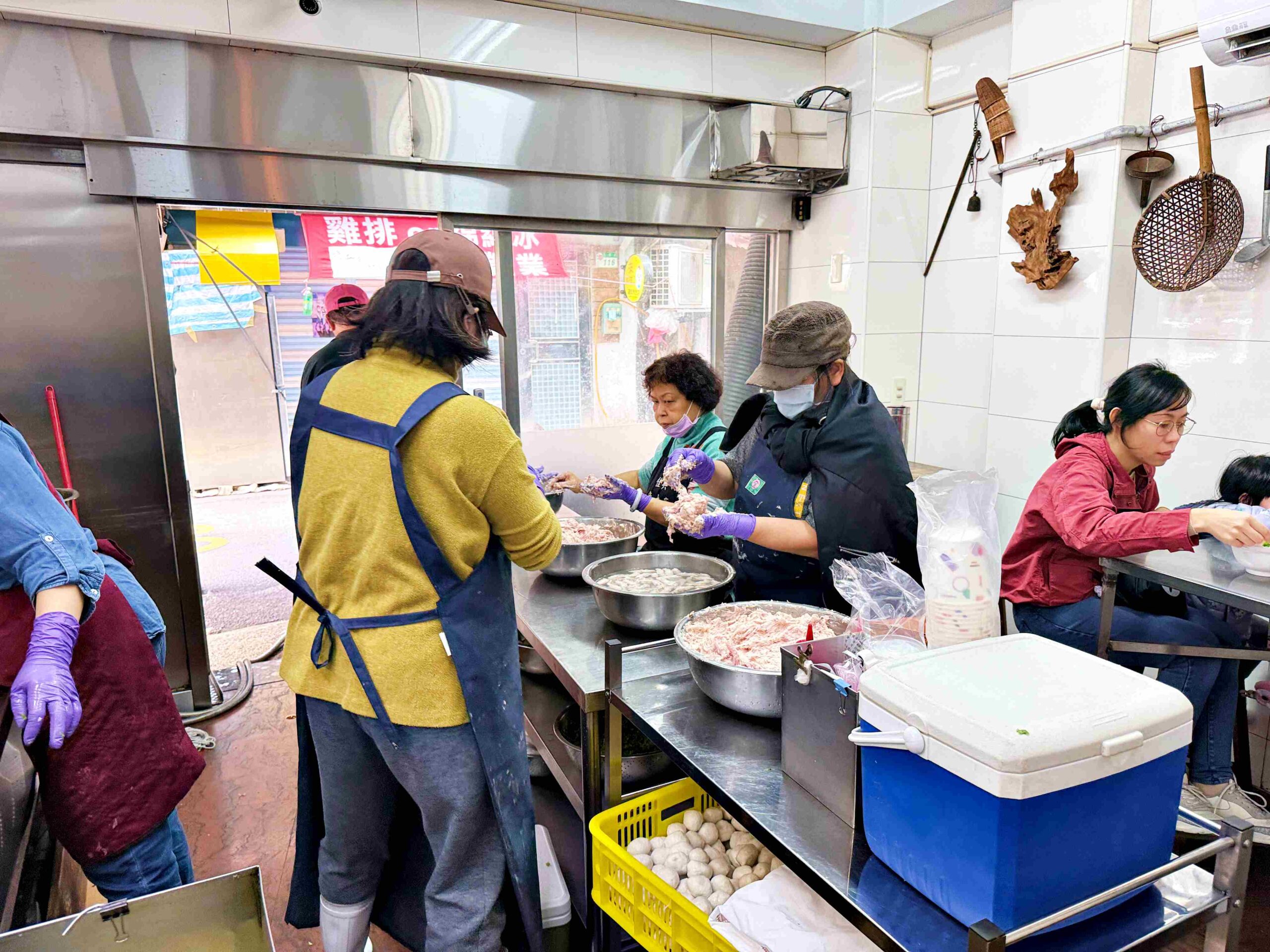【大稻埕美食】佳興魚丸店，大橋頭站老字號現煮魷魚羹與乾麵推薦（菜單） @趙先生吃飯