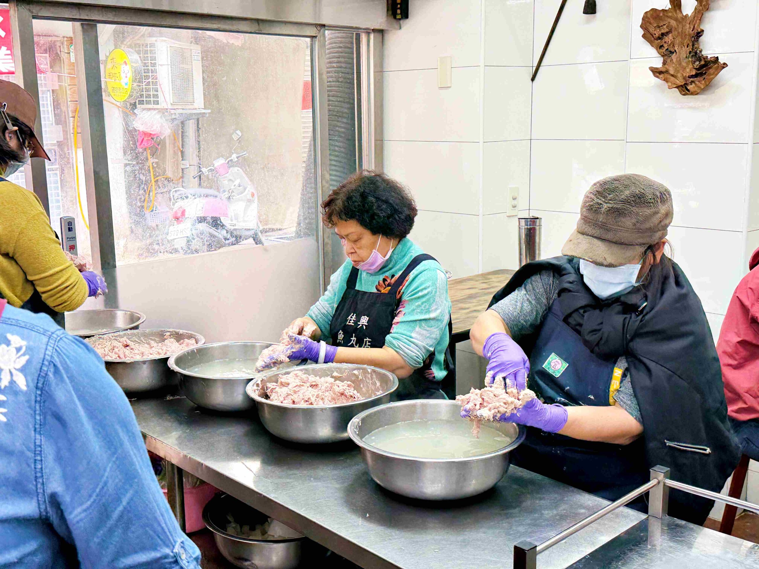 【大稻埕美食】佳興魚丸店，大橋頭站老字號現煮魷魚羹與乾麵推薦（菜單） @趙先生吃飯