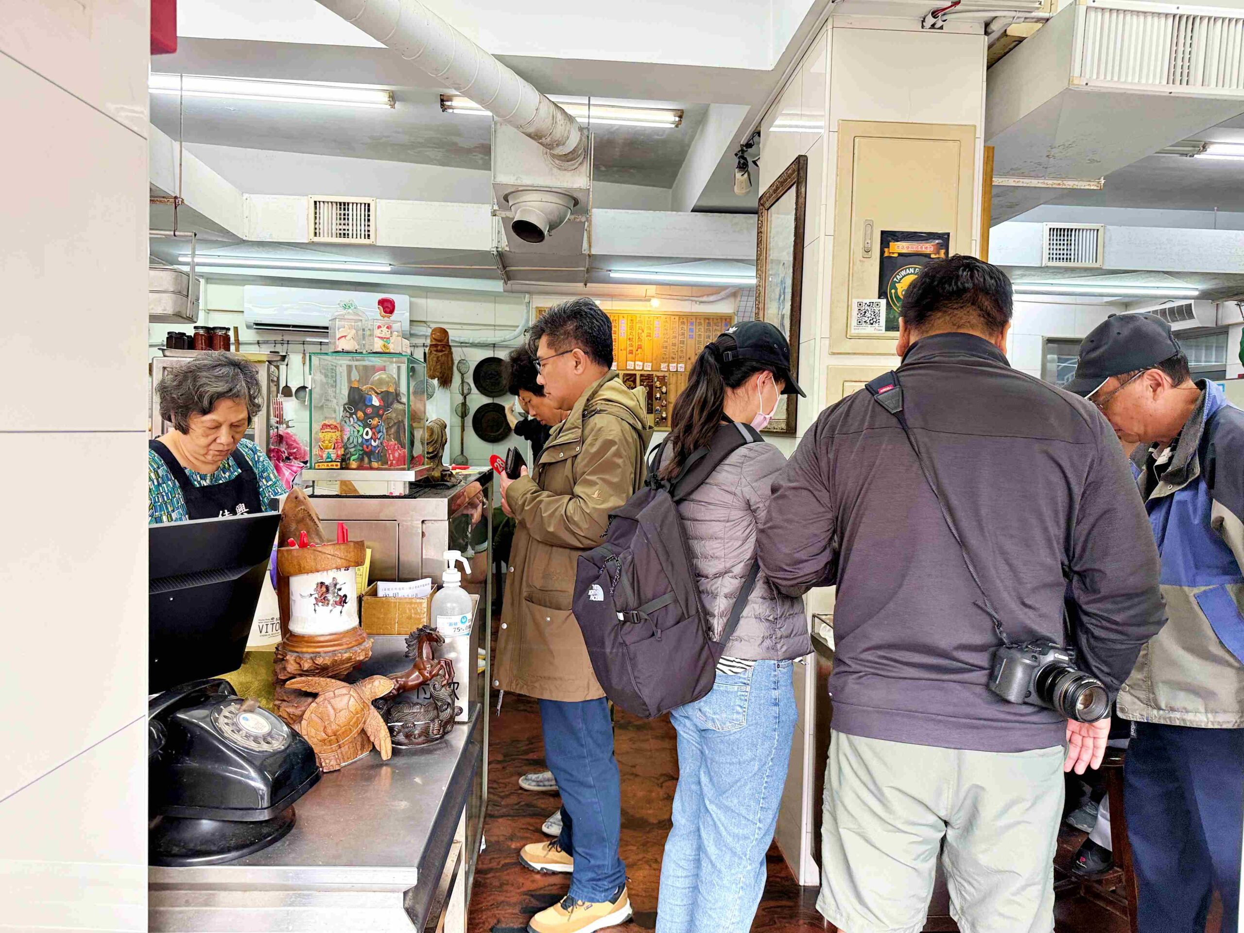 【大稻埕美食】佳興魚丸店，大橋頭站老字號現煮魷魚羹與乾麵推薦（菜單） @趙先生吃飯