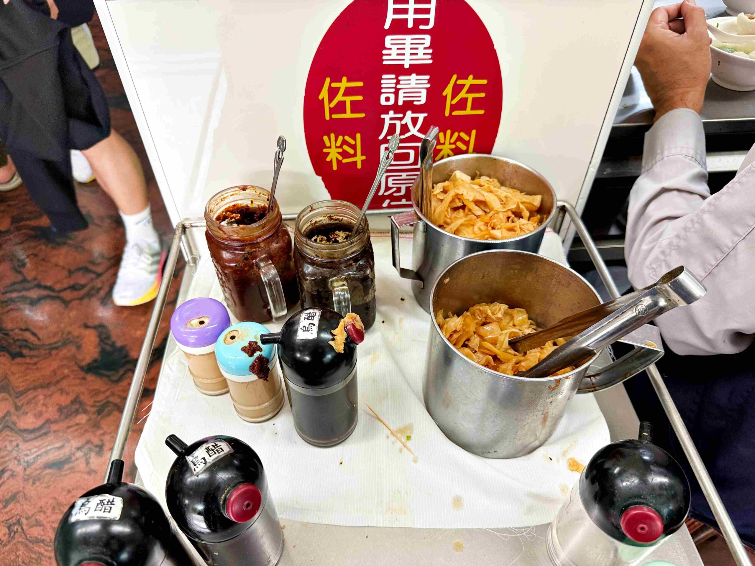 【大稻埕美食】佳興魚丸店，大橋頭站老字號現煮魷魚羹與乾麵推薦（菜單） @趙先生吃飯