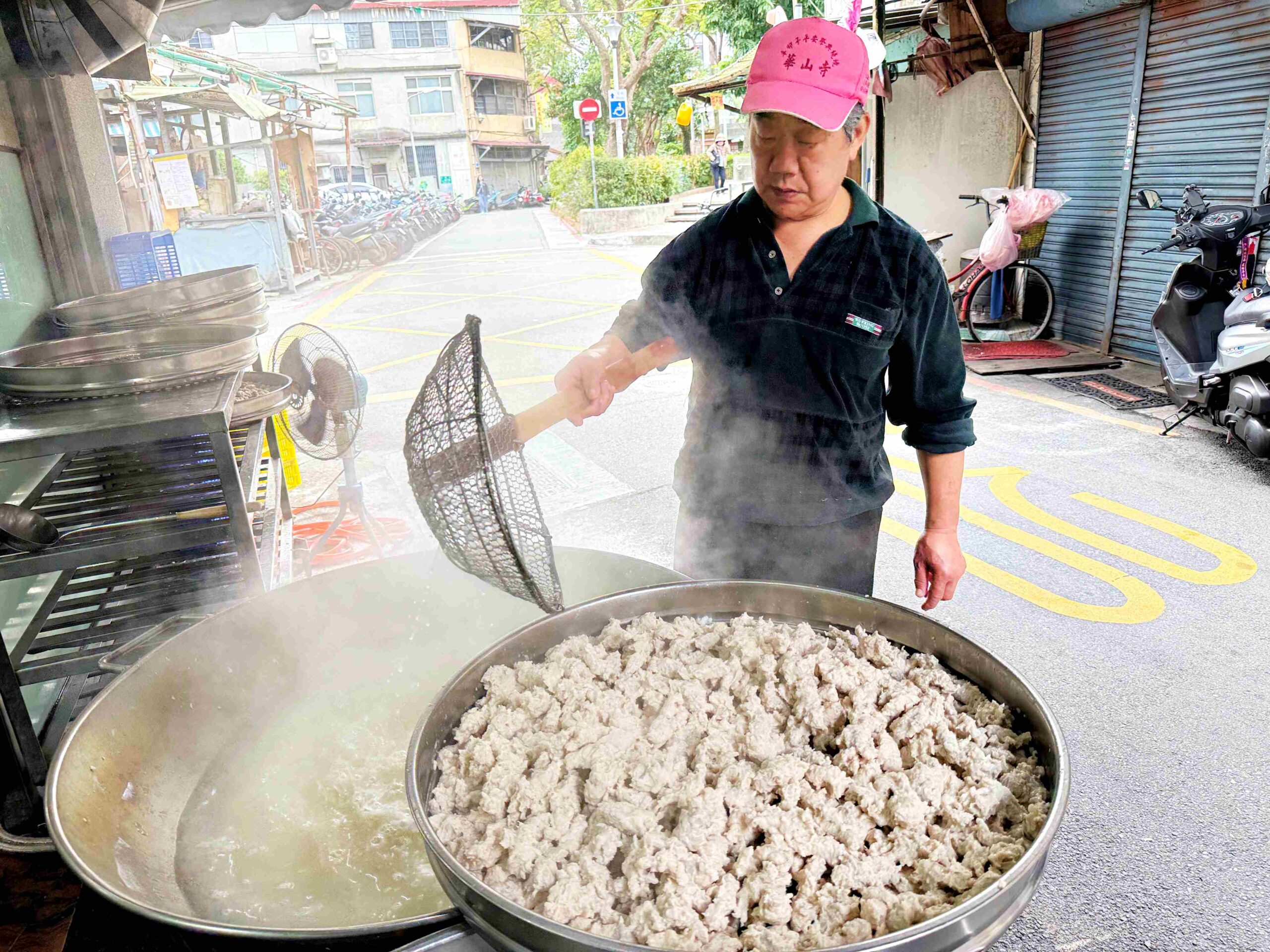 【大稻埕美食】佳興魚丸店，大橋頭站老字號現煮魷魚羹與乾麵推薦（菜單） @趙先生吃飯