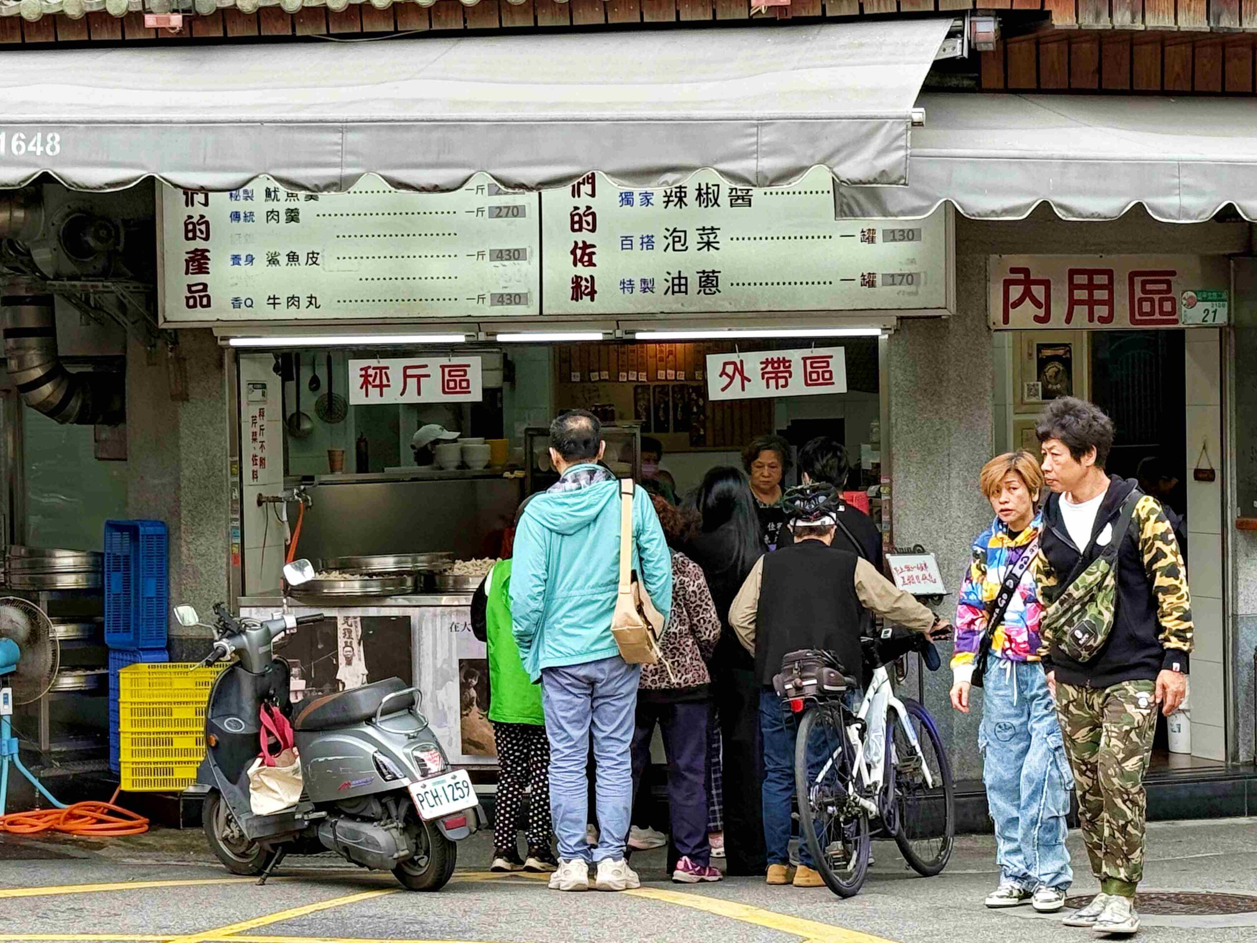 【大稻埕美食】佳興魚丸店，大橋頭站老字號現煮魷魚羹與乾麵推薦（菜單） @趙先生吃飯