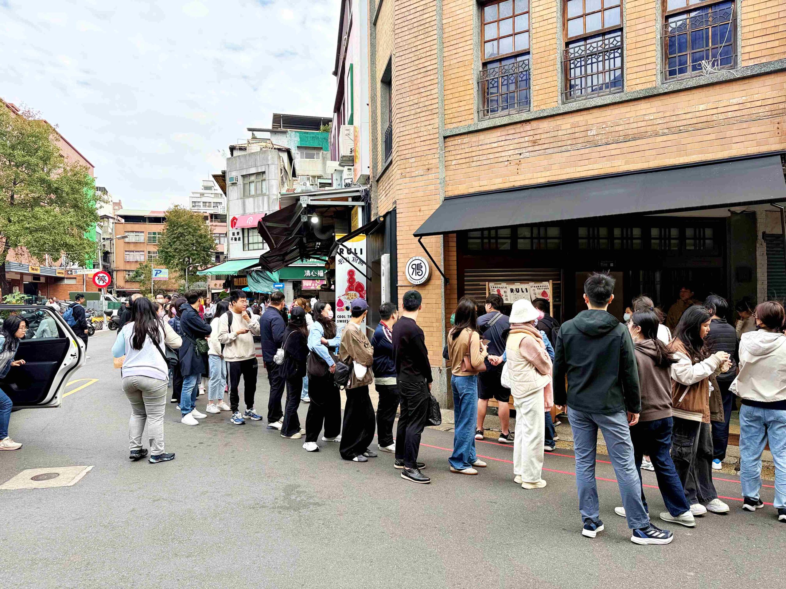 【大稻埕美食】路力草莓大福，北門站高CP值整顆草莓大福推薦，排隊心得分享(菜單) @趙先生吃飯
